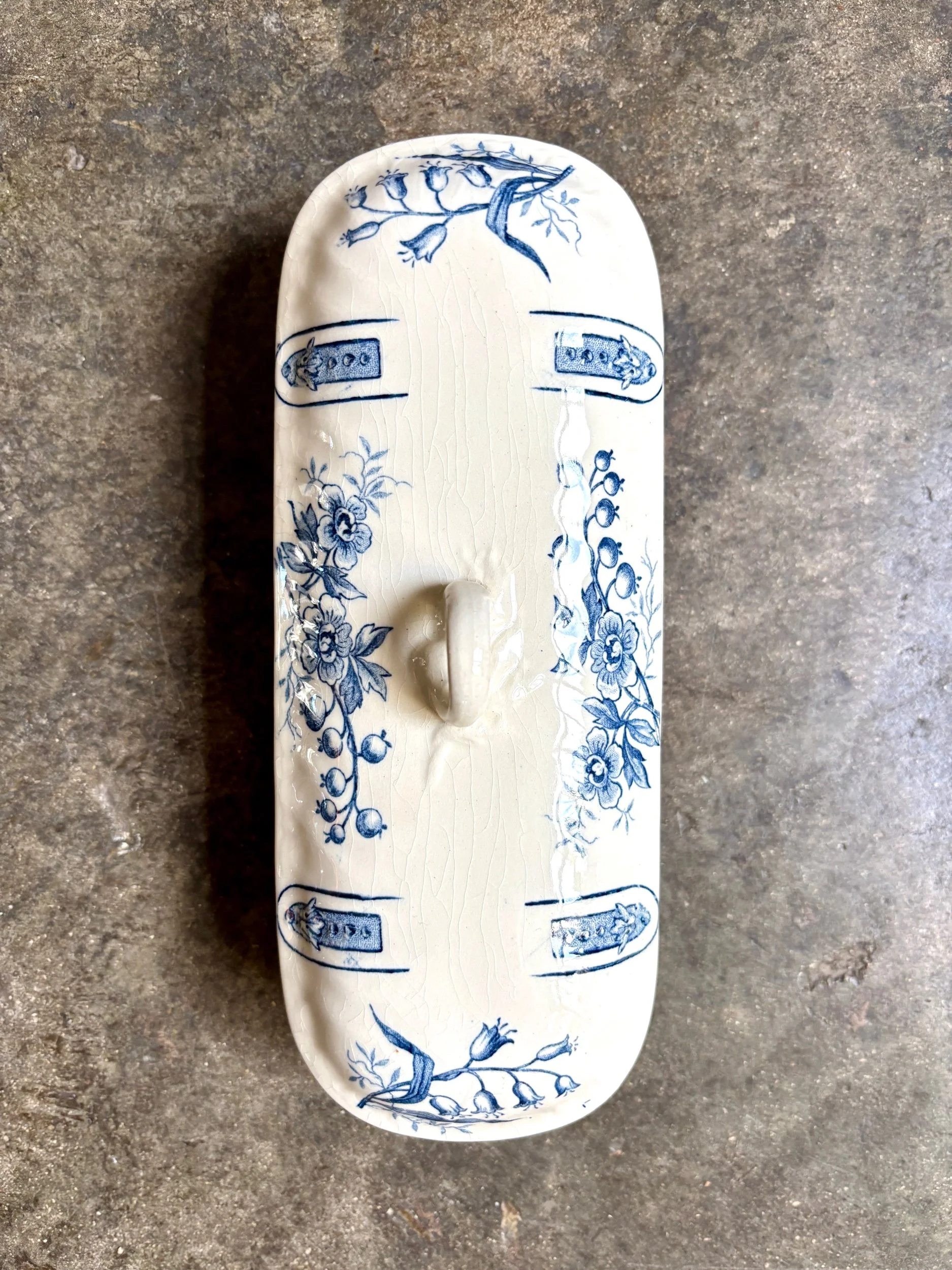 boite-peigne-vide-poche-gien-lamballe-terre-de-fer-blanc-bleu-decoration-rangement-vintage-axs-design-paris-france