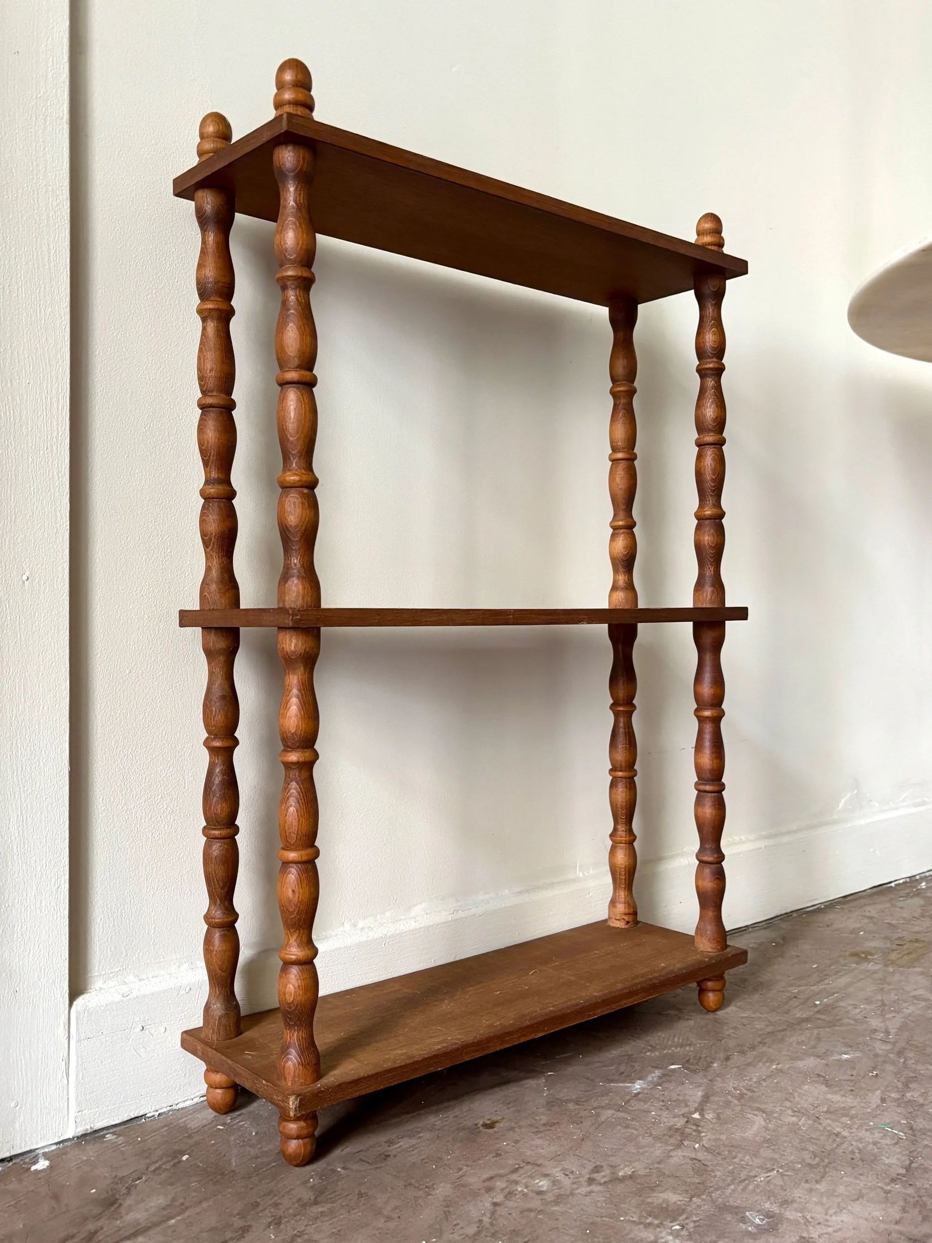 Étagère en bois tourné