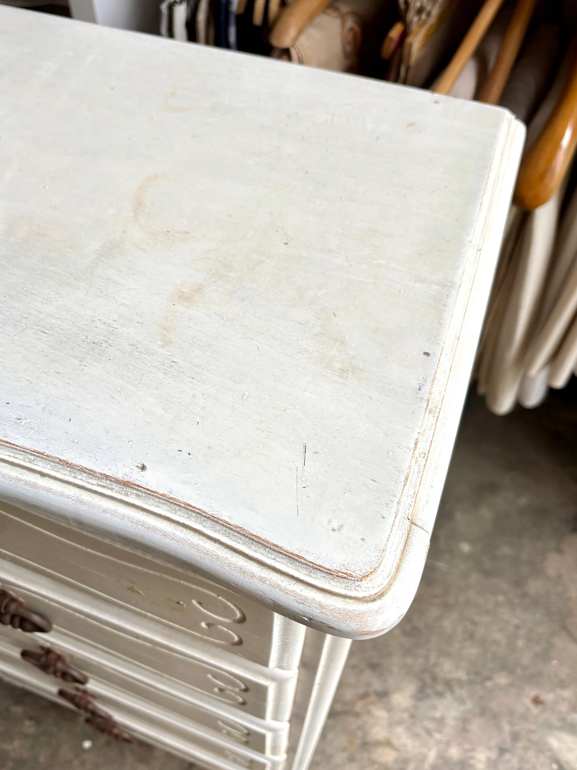 chiffonnier-meuble-bois-blanc-tiroirs-vintage-axs-design-paris-france