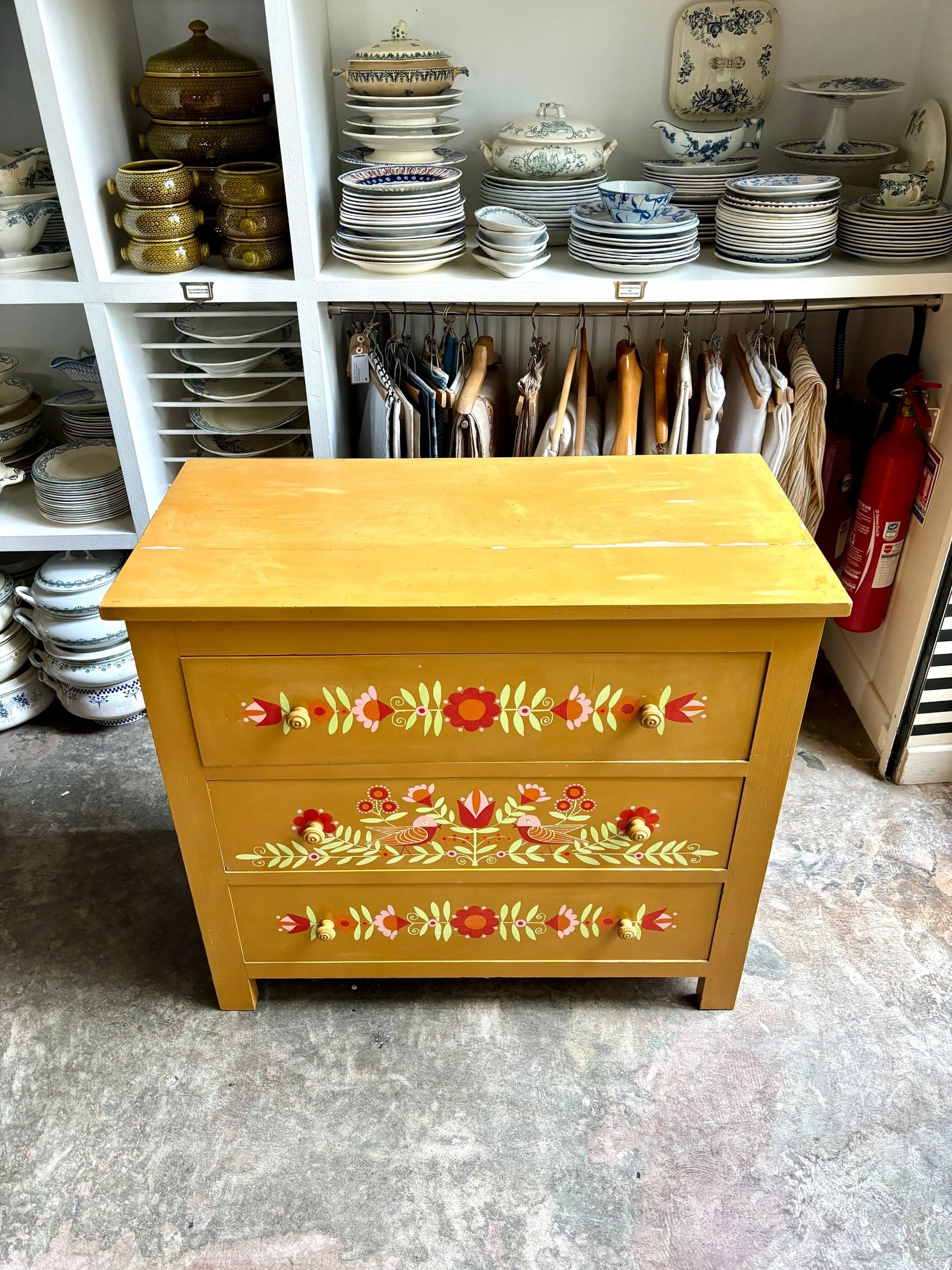 commode-3-tiroirs-bois-ocre-rouge-rose-vert-meuble-rangement-vintage-axs-design-paris-france