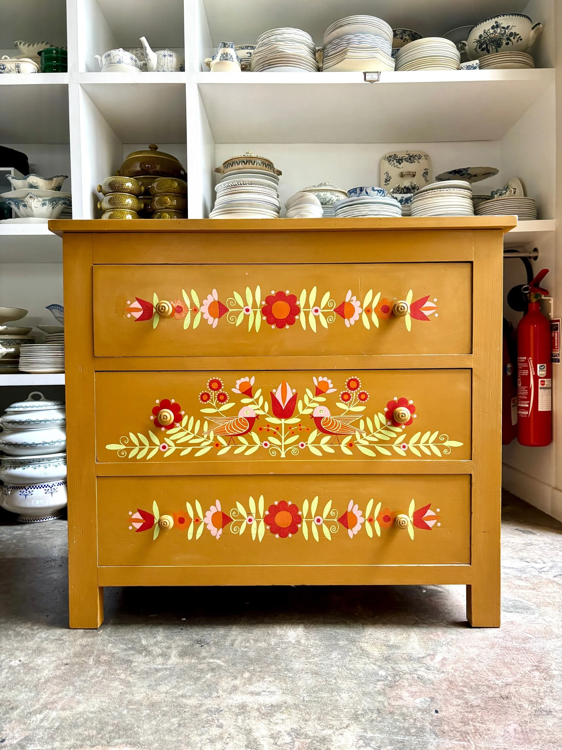 commode-3-tiroirs-bois-ocre-rouge-rose-vert-meuble-rangement-vintage-axs-design-paris-france