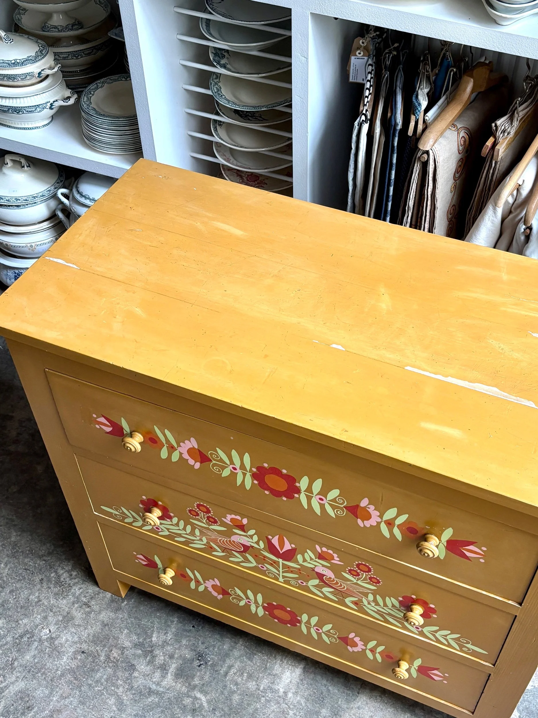 commode-3-tiroirs-bois-ocre-rouge-rose-vert-meuble-rangement-vintage-axs-design-paris-france