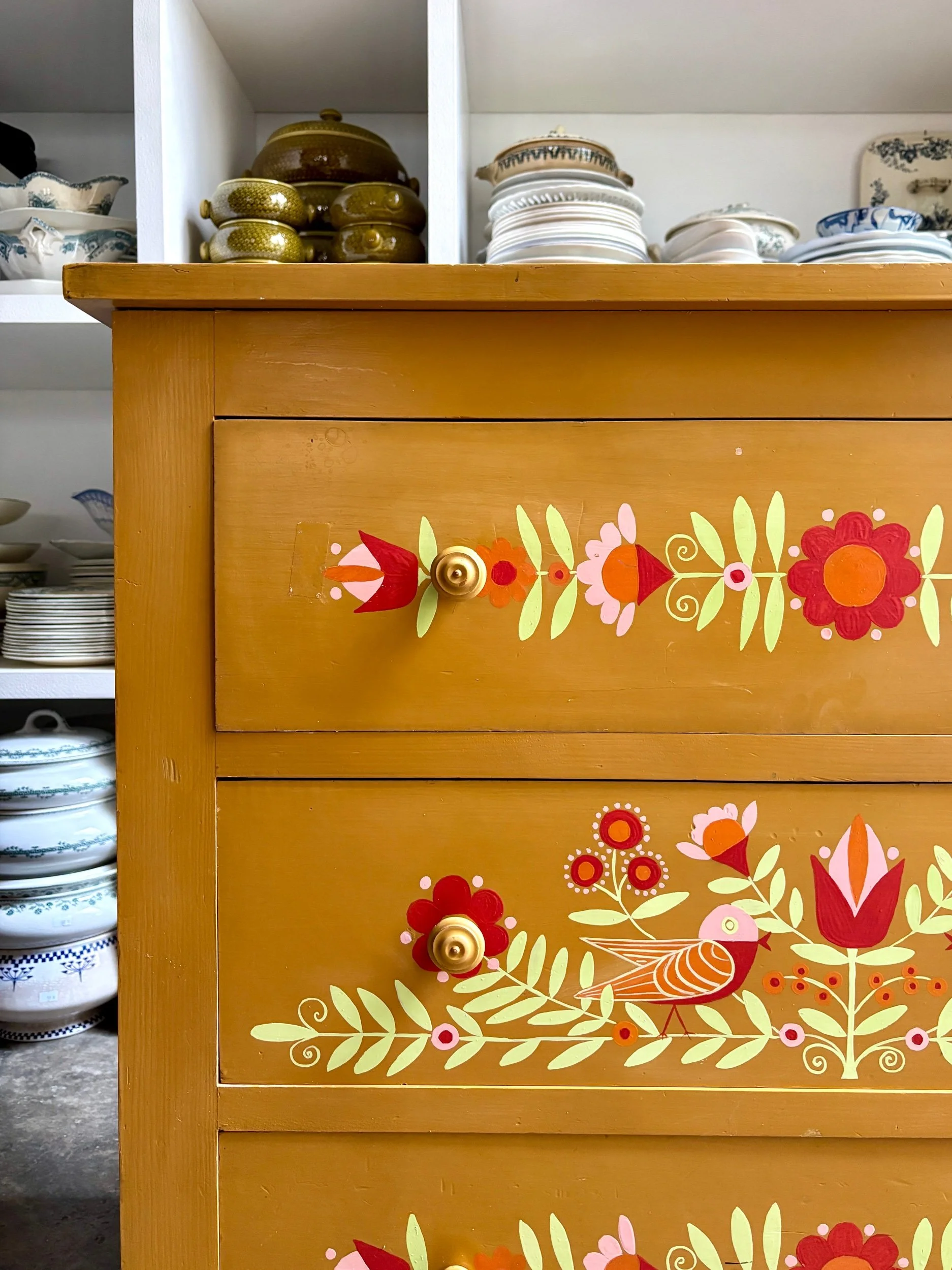 commode-3-tiroirs-bois-ocre-rouge-rose-vert-meuble-rangement-vintage-axs-design-paris-france