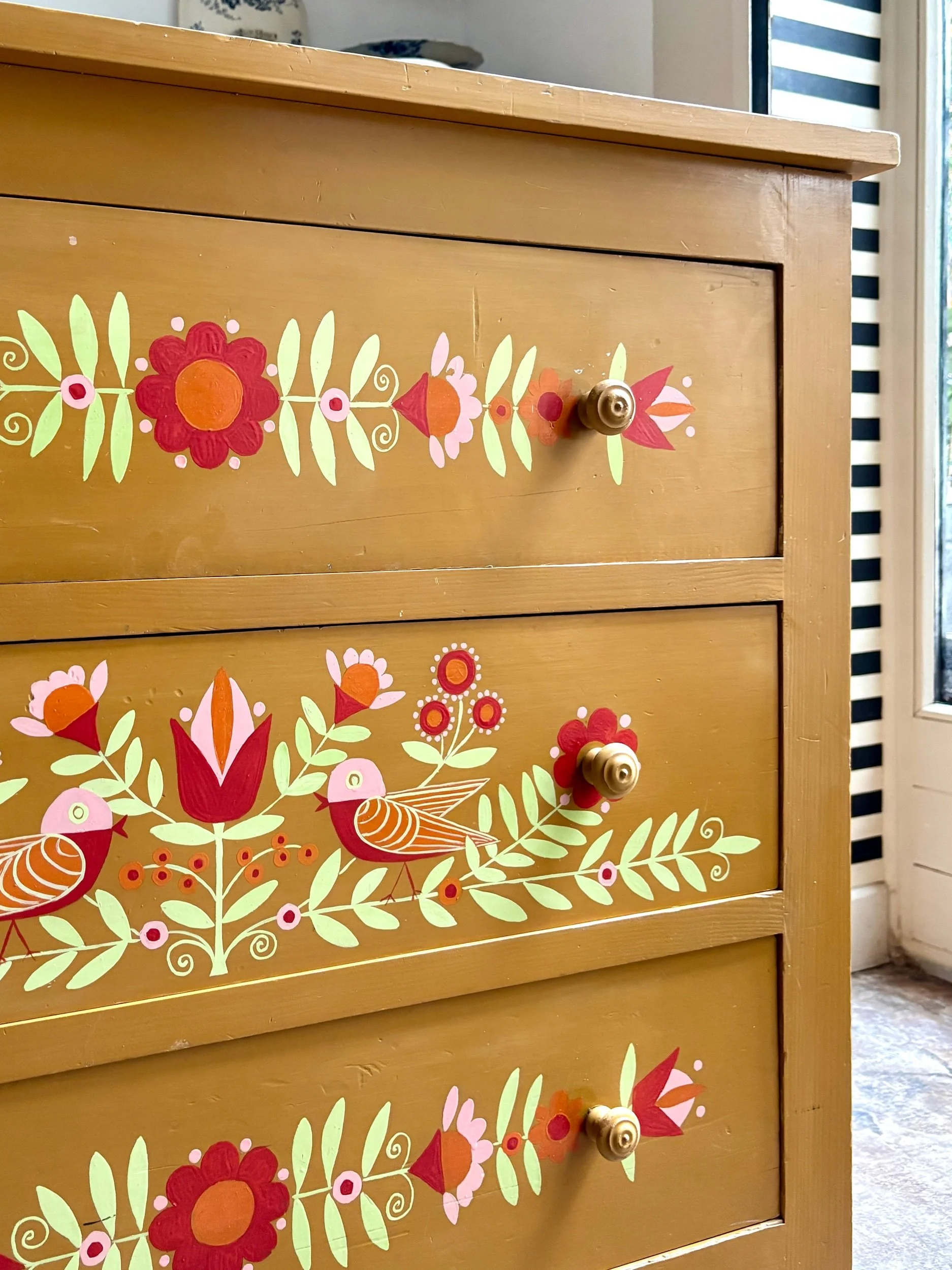 commode-3-tiroirs-bois-ocre-rouge-rose-vert-meuble-rangement-vintage-axs-design-paris-france