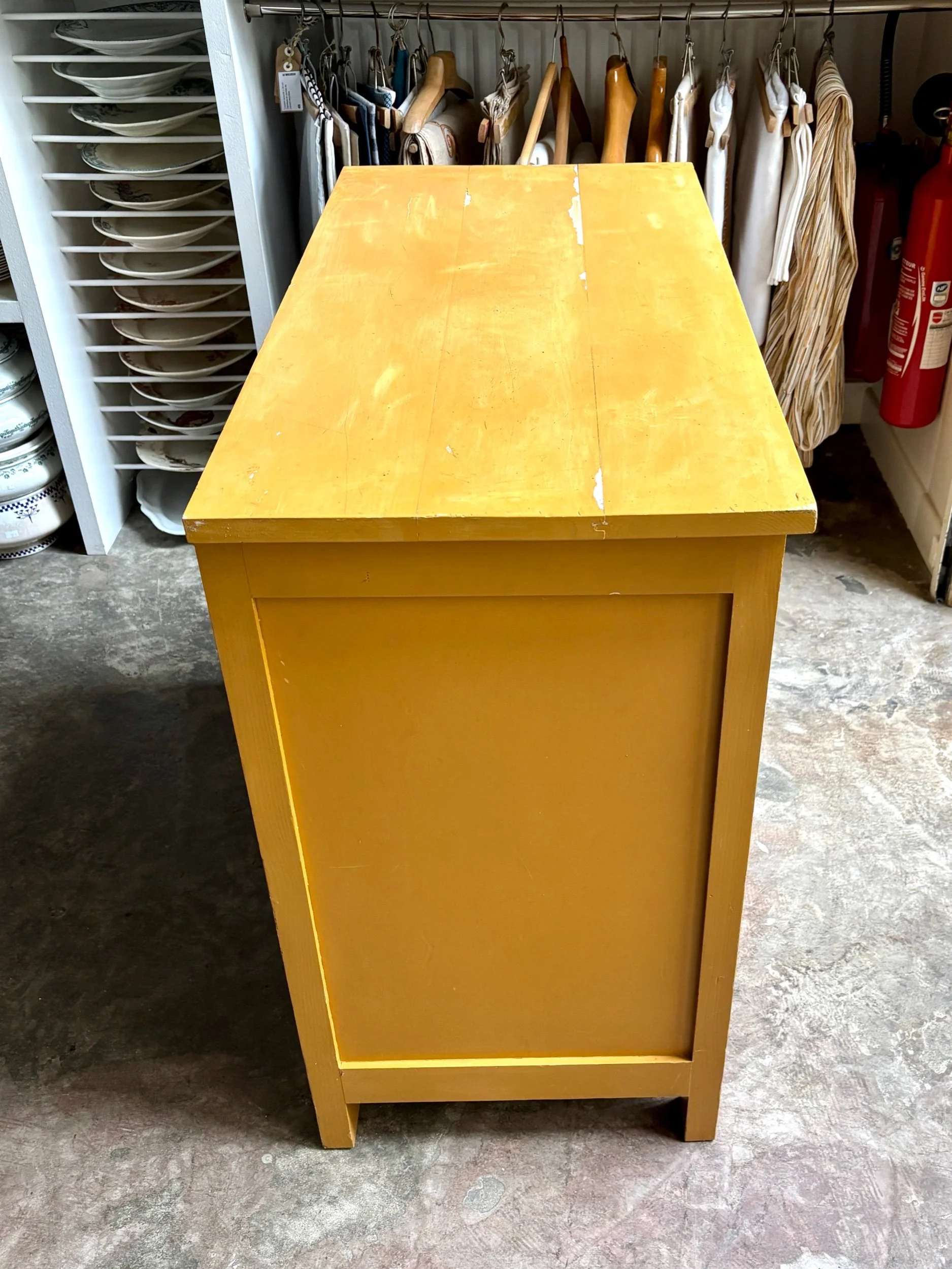 commode-3-tiroirs-bois-ocre-rouge-rose-vert-meuble-rangement-vintage-axs-design-paris-france