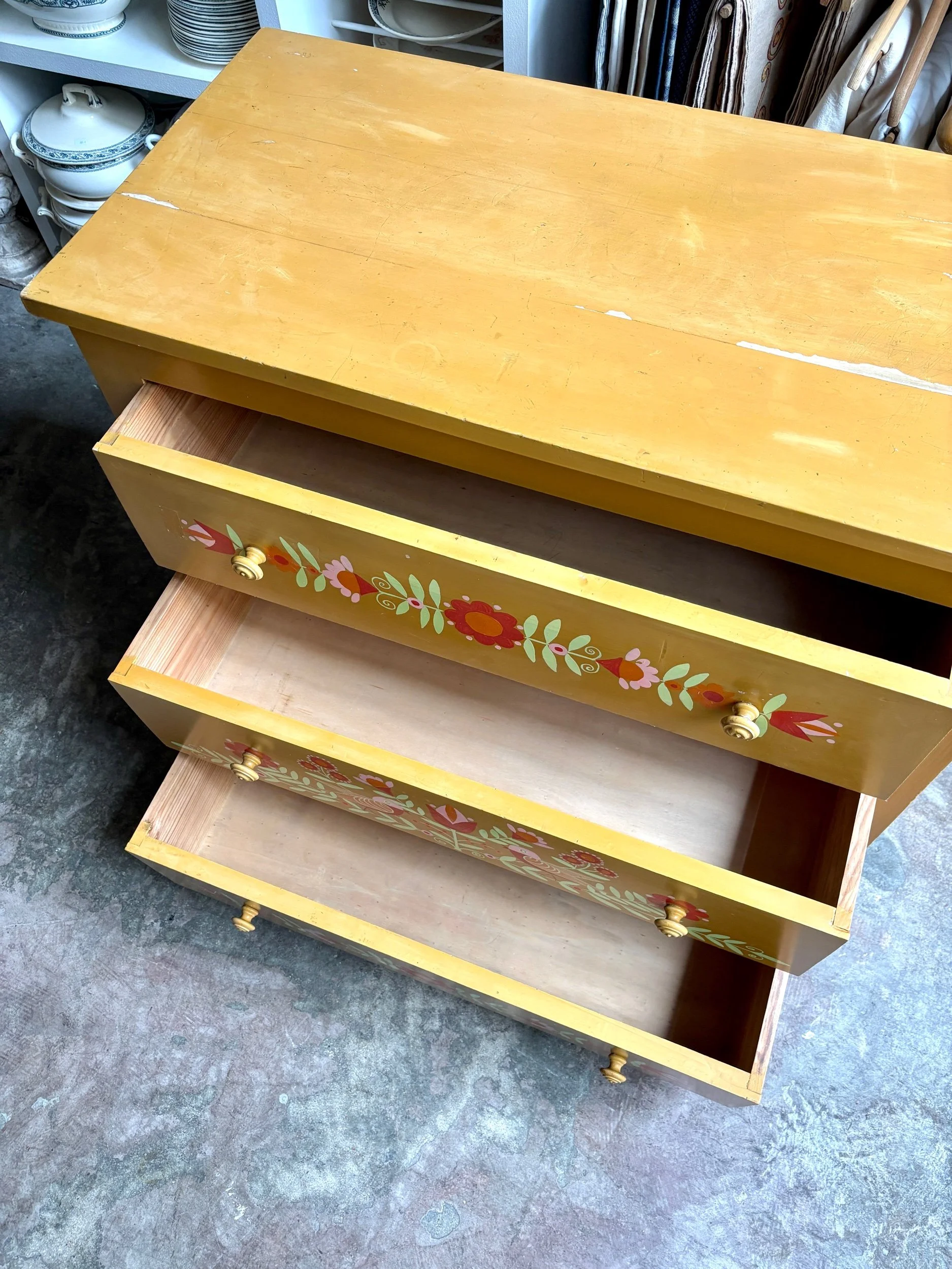 commode-3-tiroirs-bois-ocre-rouge-rose-vert-meuble-rangement-vintage-axs-design-paris-france