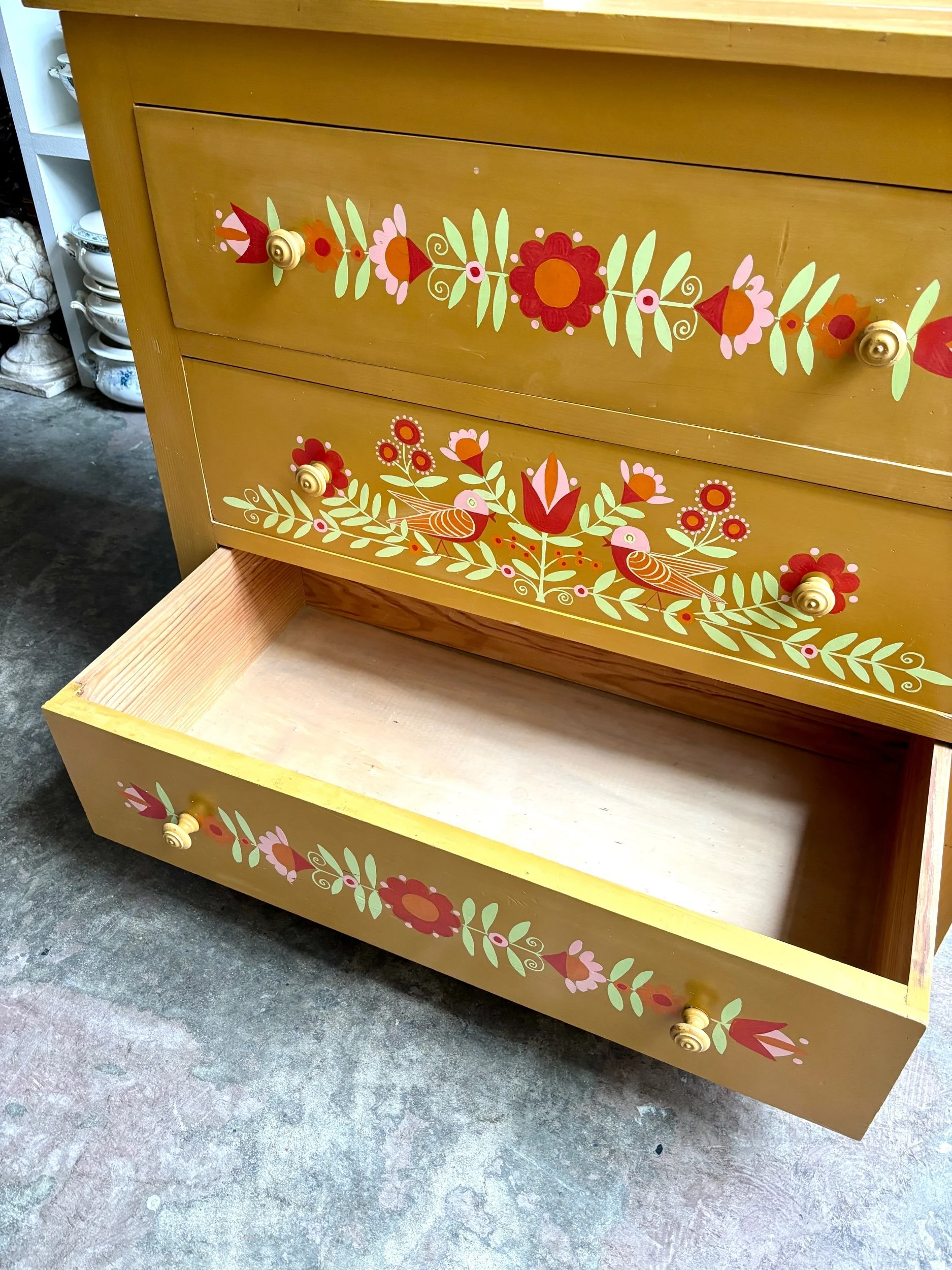 commode-3-tiroirs-bois-ocre-rouge-rose-vert-meuble-rangement-vintage-axs-design-paris-france