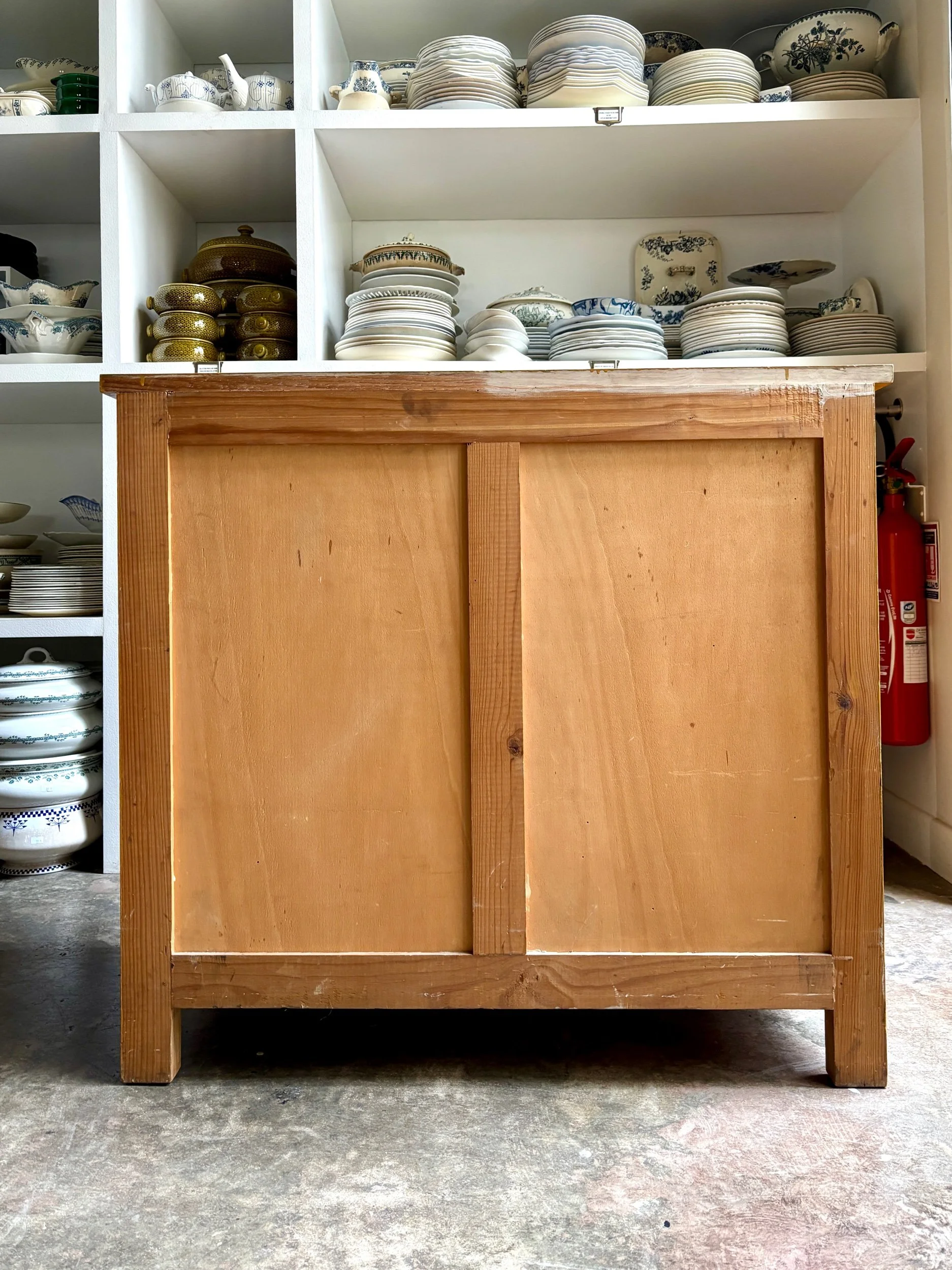 commode-3-tiroirs-bois-ocre-rouge-rose-vert-meuble-rangement-vintage-axs-design-paris-france