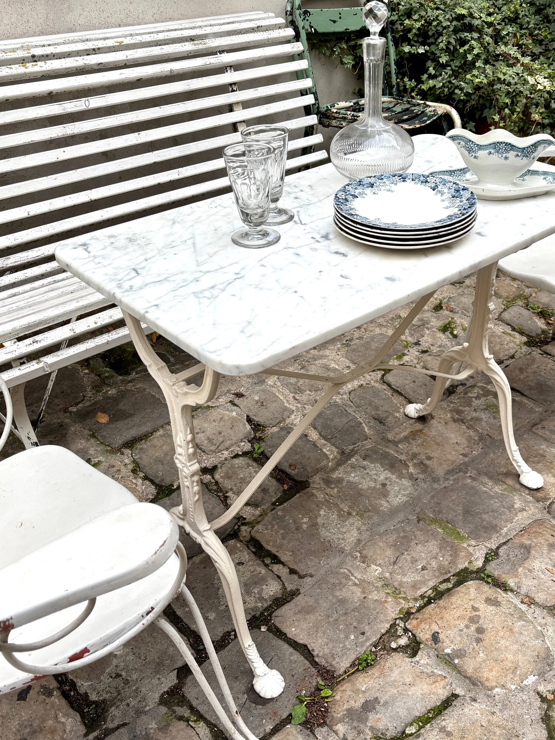 Table bistrot en marbre gris et fonte de fer blanche ☐ 90 x 50 cm