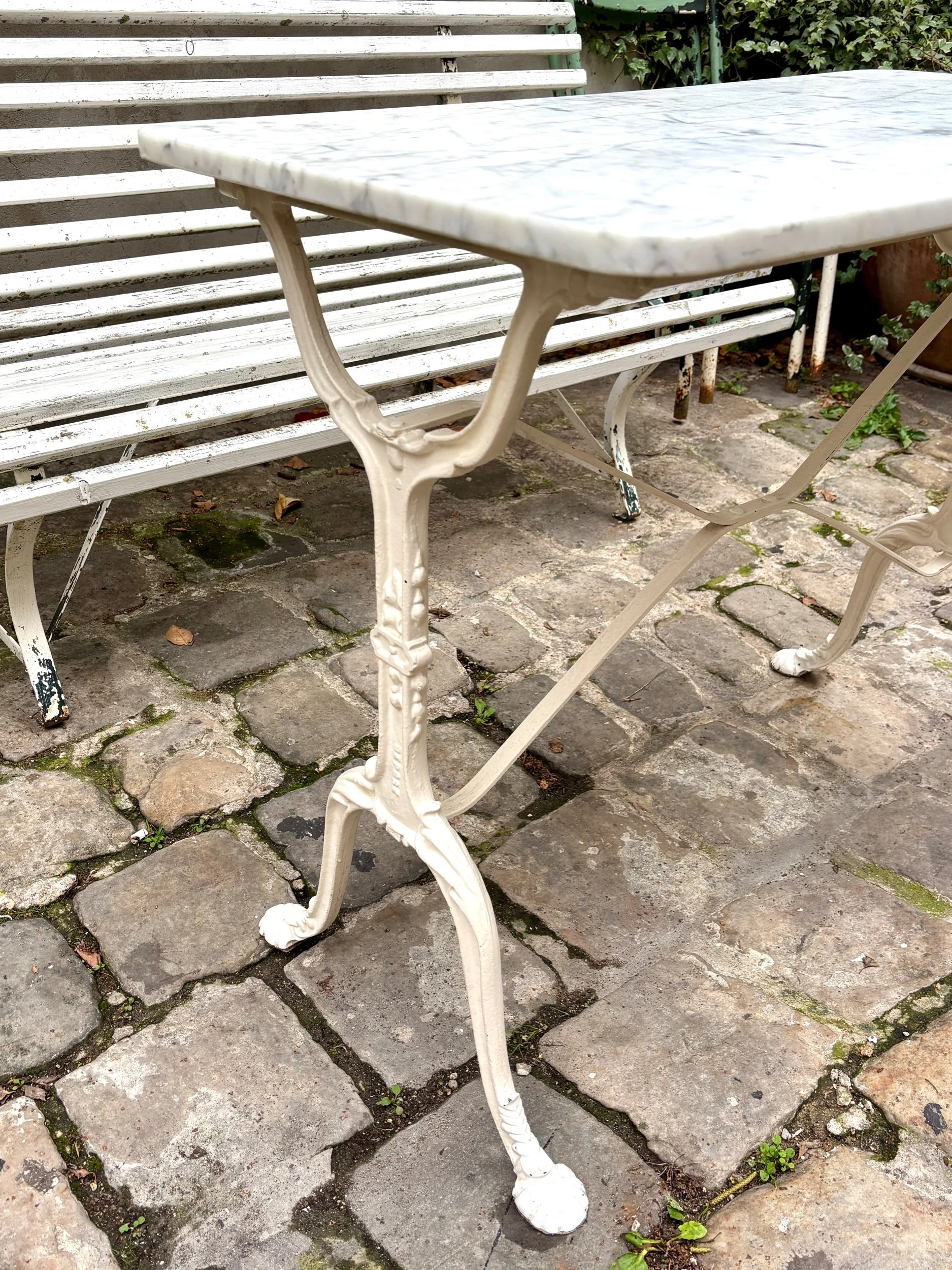 table-bistrot-2-marbre-gris-fonte-fer-blanc-vintage-axs-design-paris-france