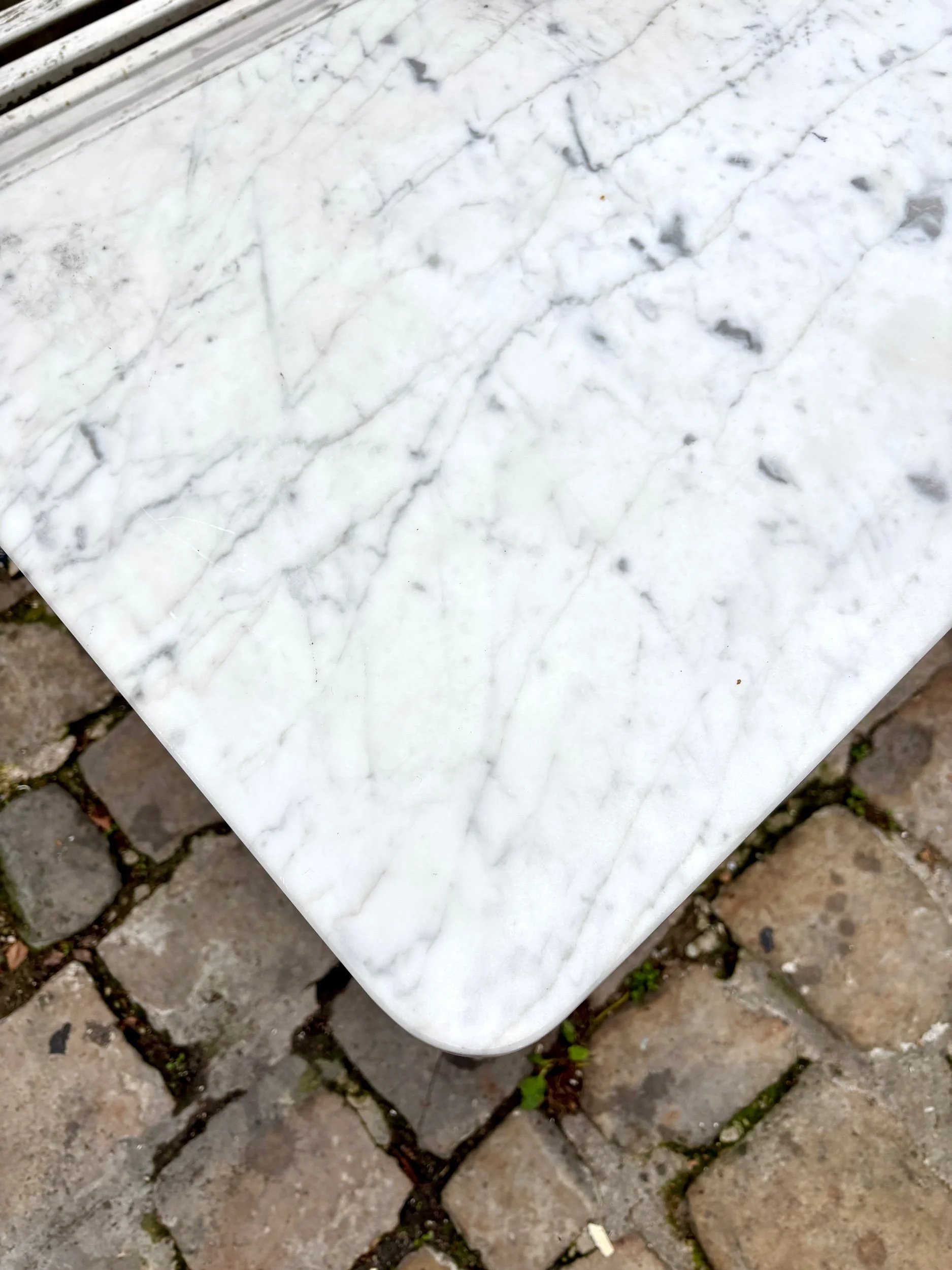 table-bistrot-2-marbre-gris-fonte-fer-blanc-vintage-axs-design-paris-france