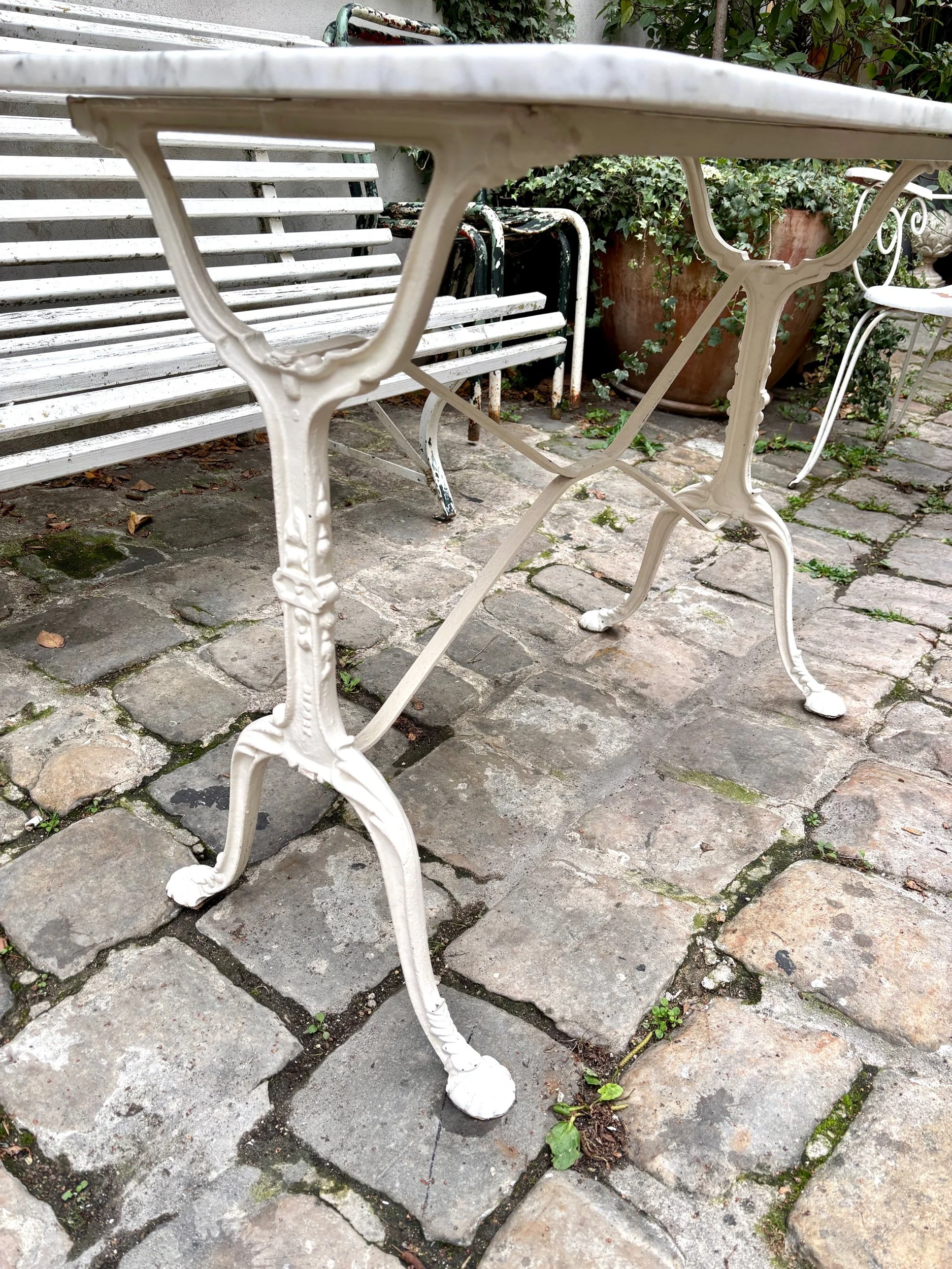 table-bistrot-2-marbre-gris-fonte-fer-blanc-vintage-axs-design-paris-france