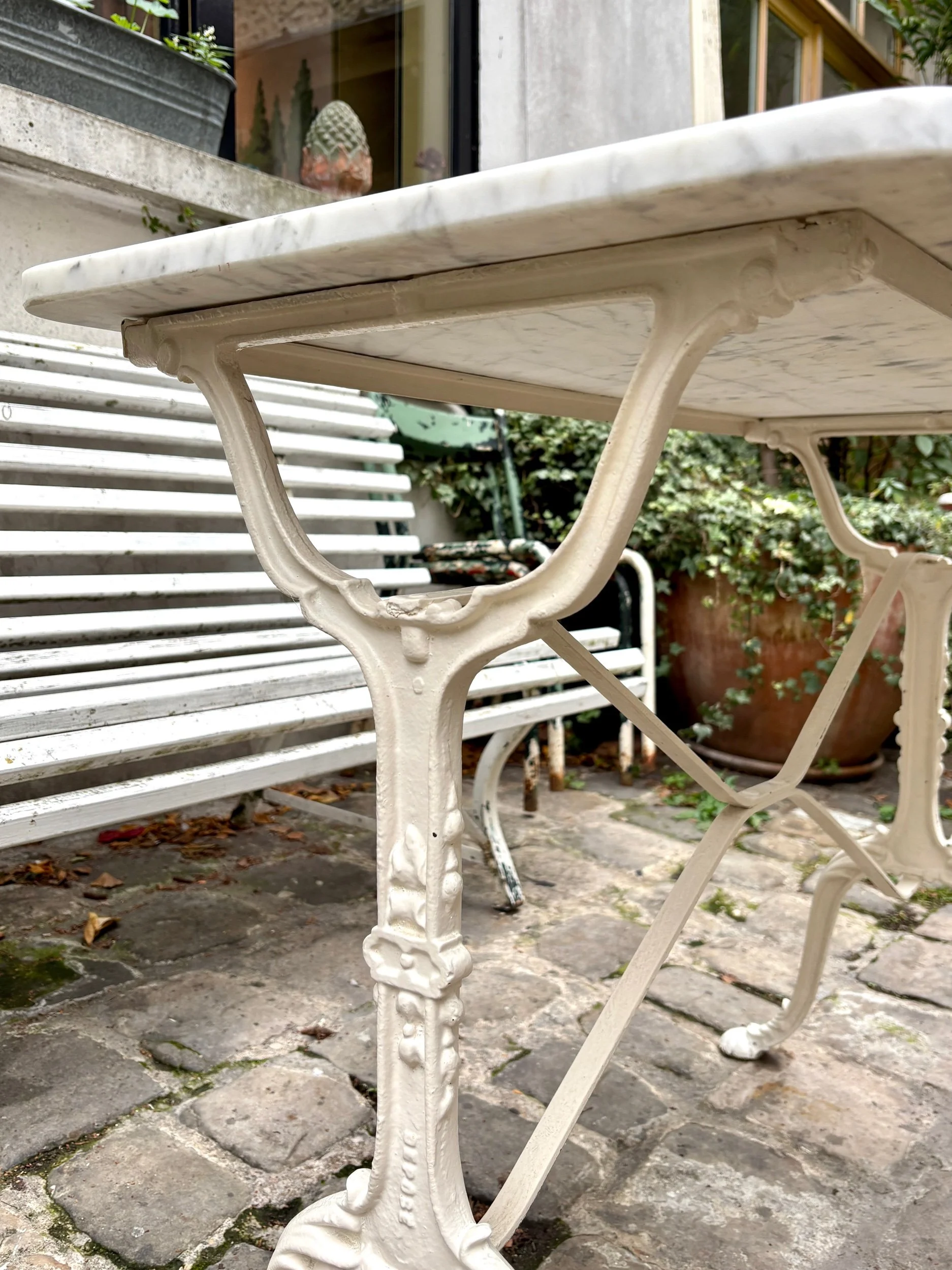 table-bistrot-2-marbre-gris-fonte-fer-blanc-vintage-axs-design-paris-france