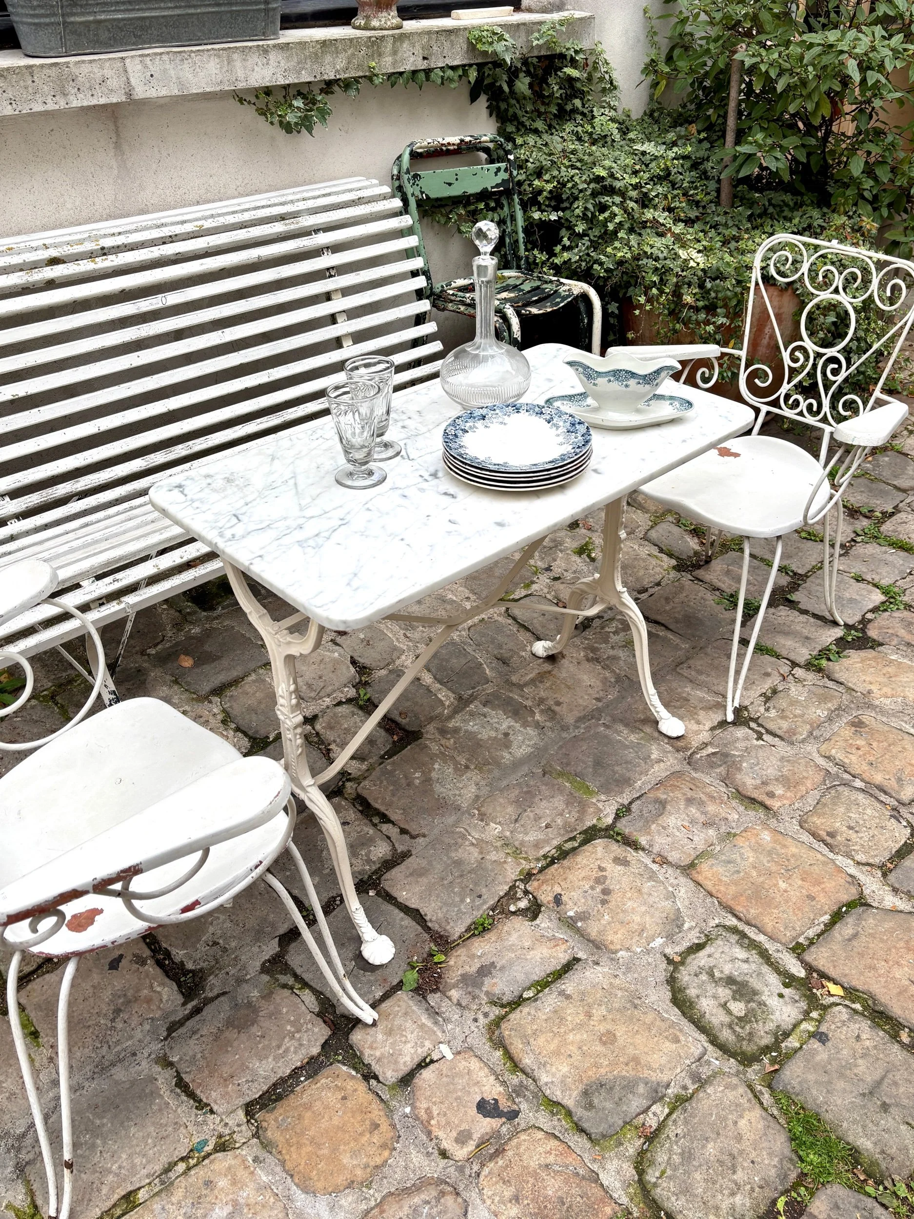 table-bistrot-2-marbre-gris-fonte-fer-blanc-vintage-axs-design-paris-france