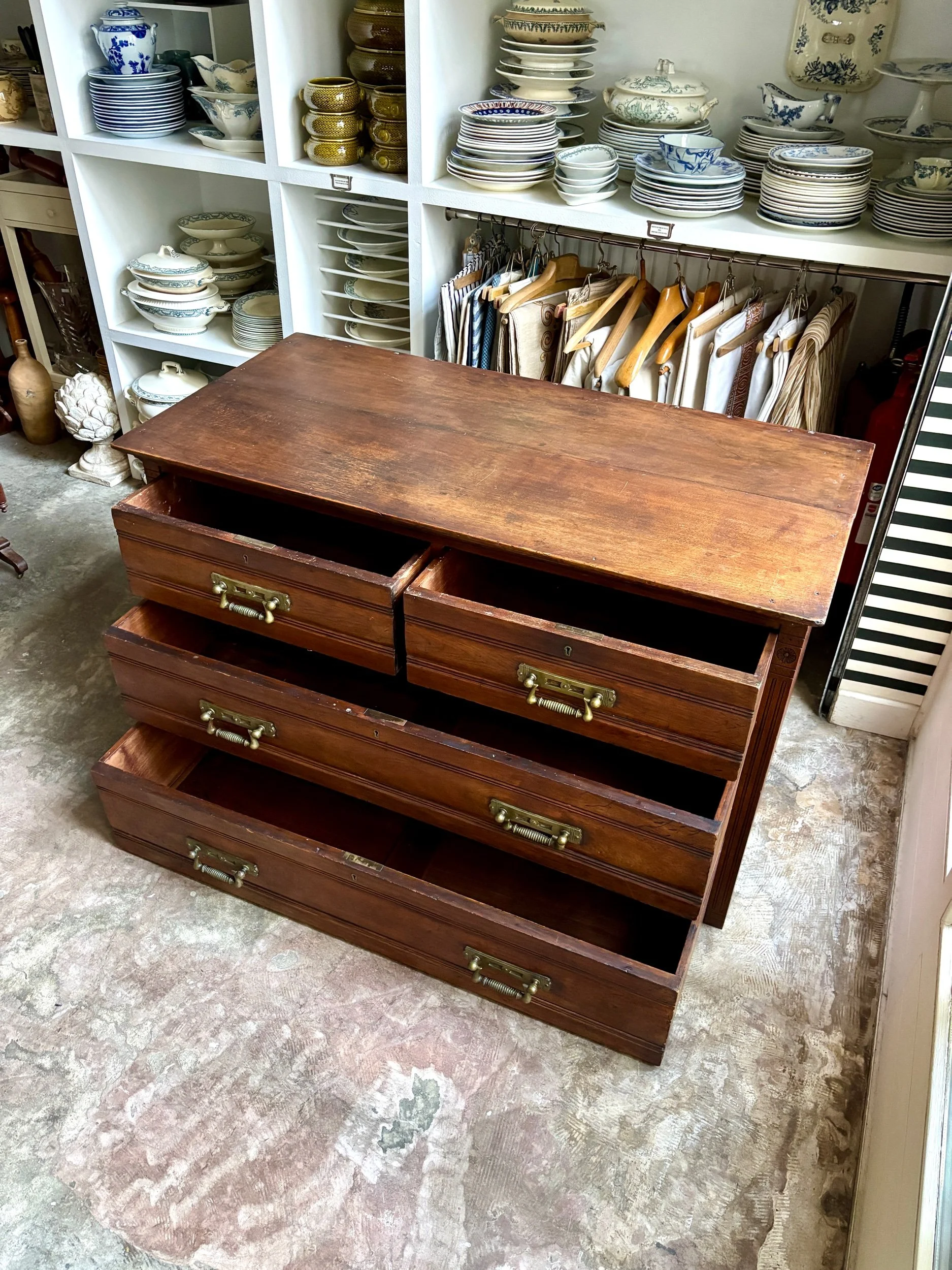 Commode anglaise Hobbs & Co 4 tiroirs en bois foncé