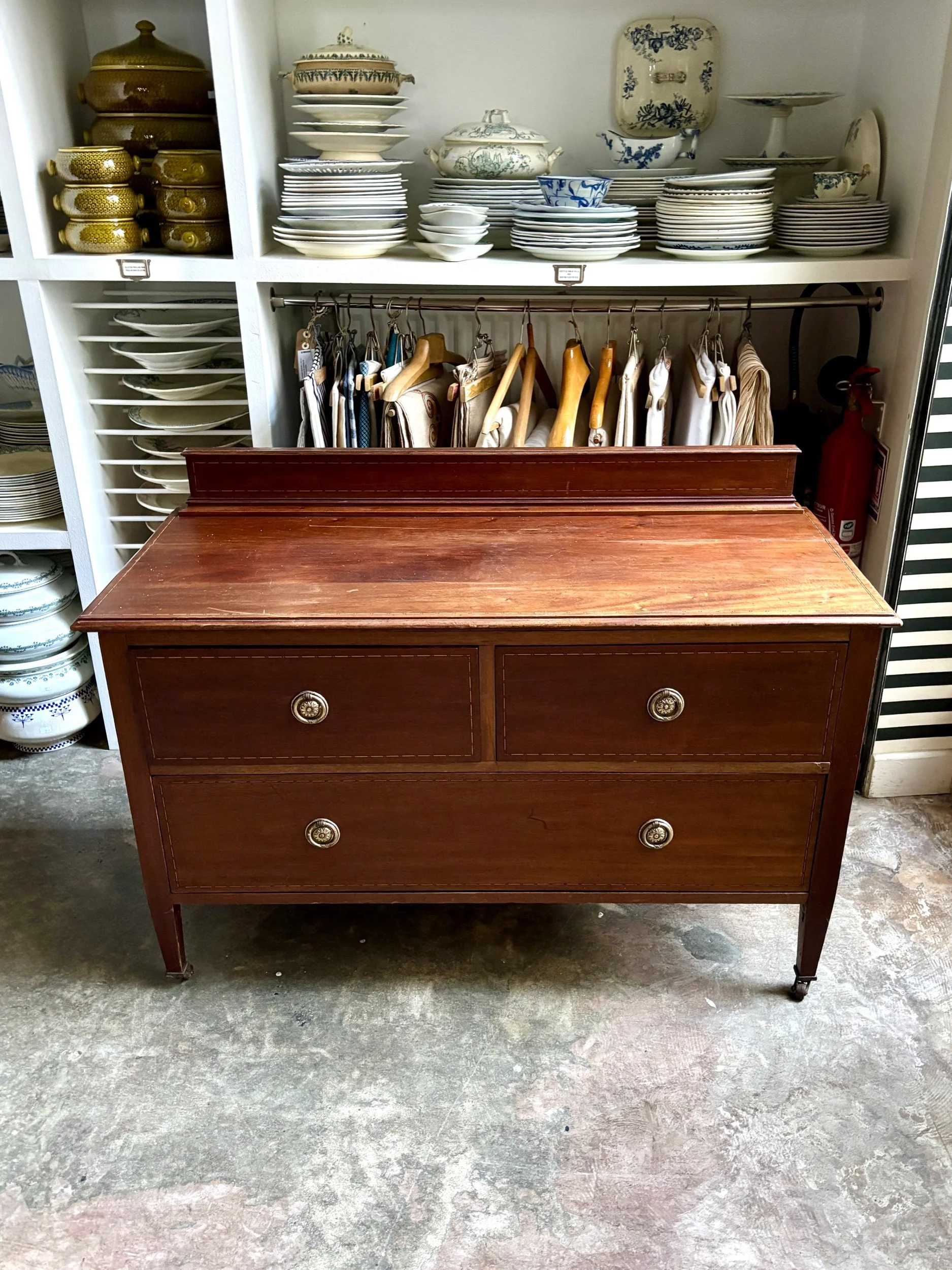 Commode sur roulettes 4 tiroirs en bois foncé