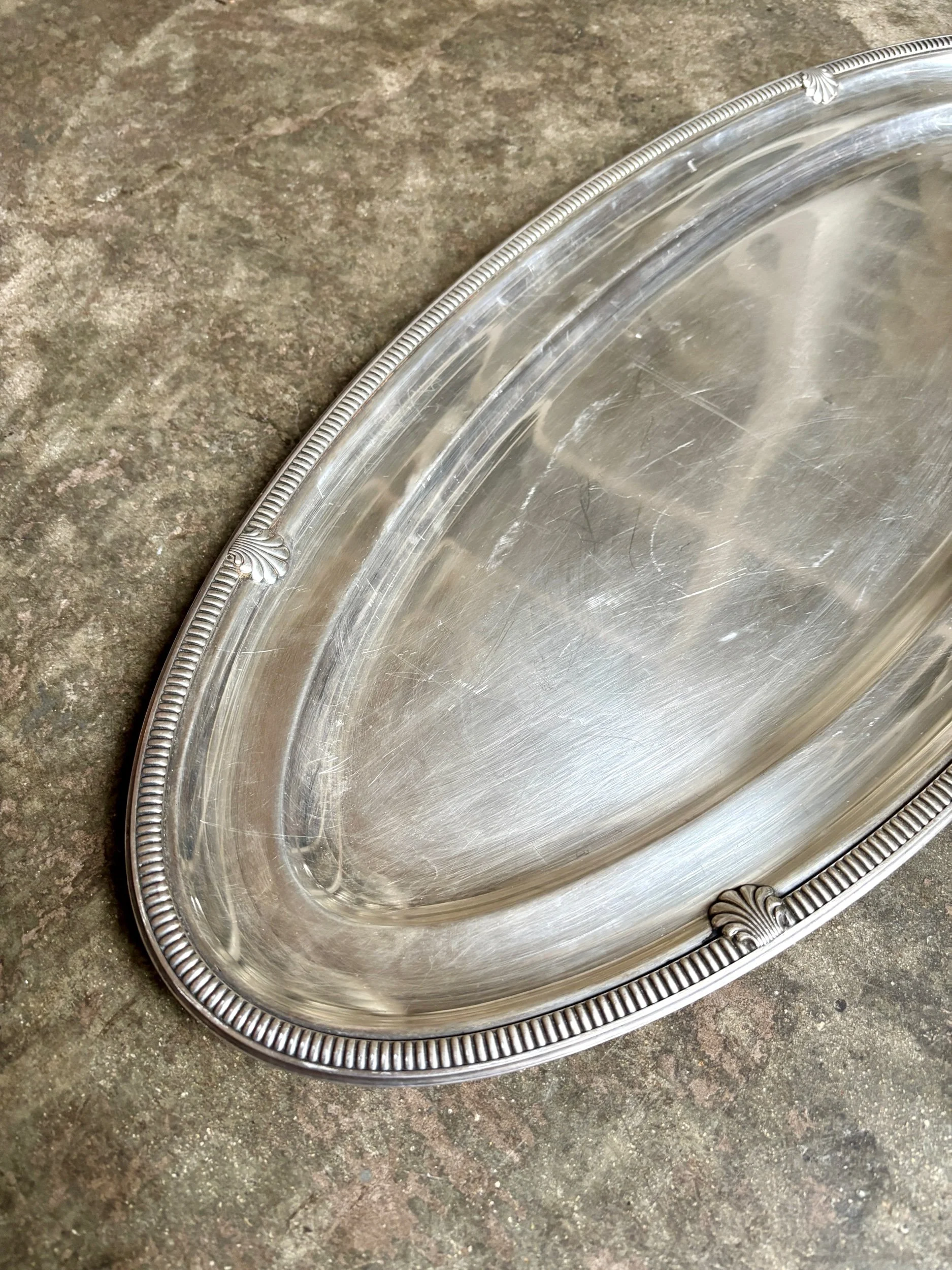 Plat ovale en métal argenté, motif coquille n°1