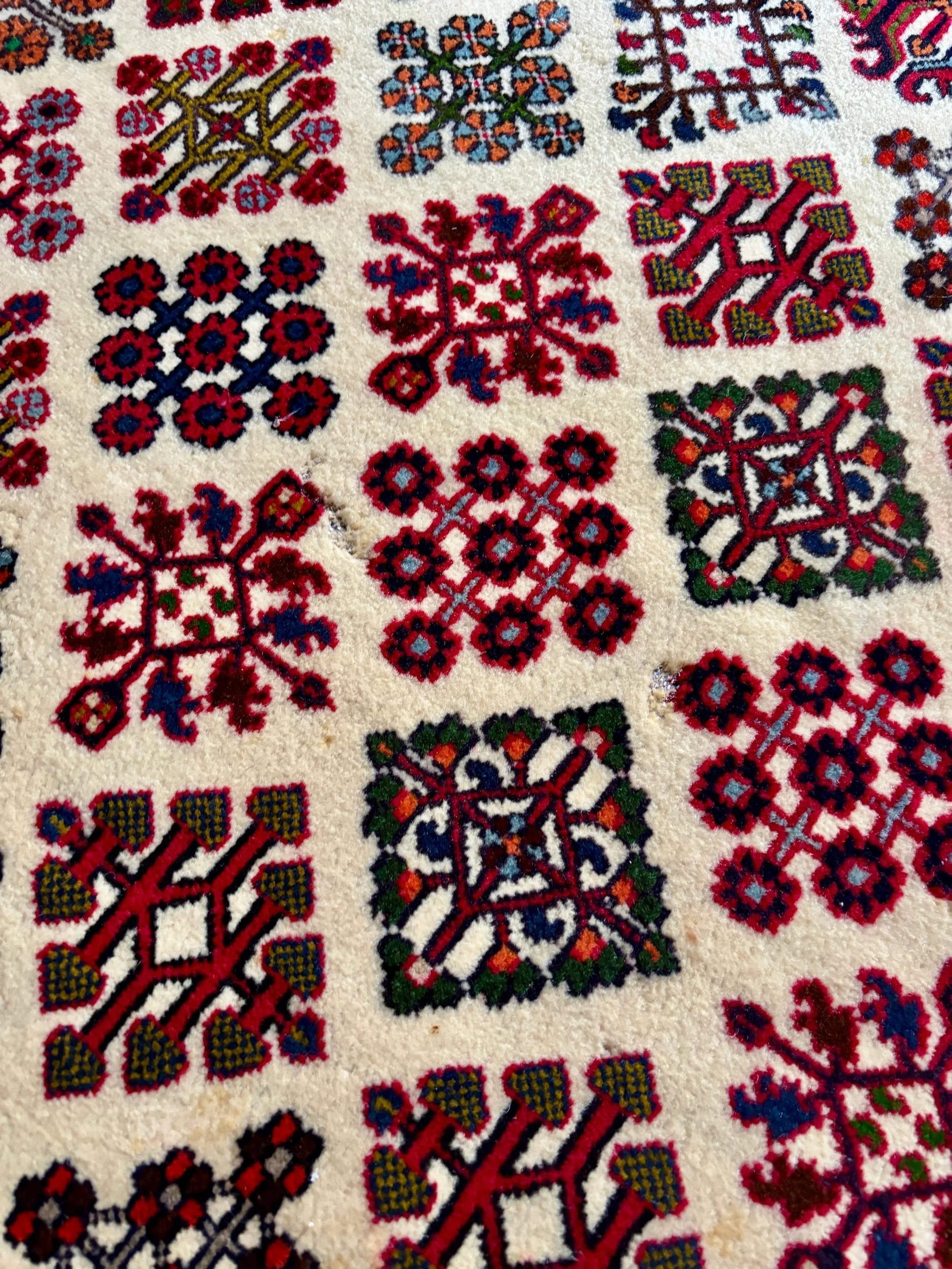 tapis-laine-rouge-beige-bleu-vert-decoration-vintage-axs-design-paris-france