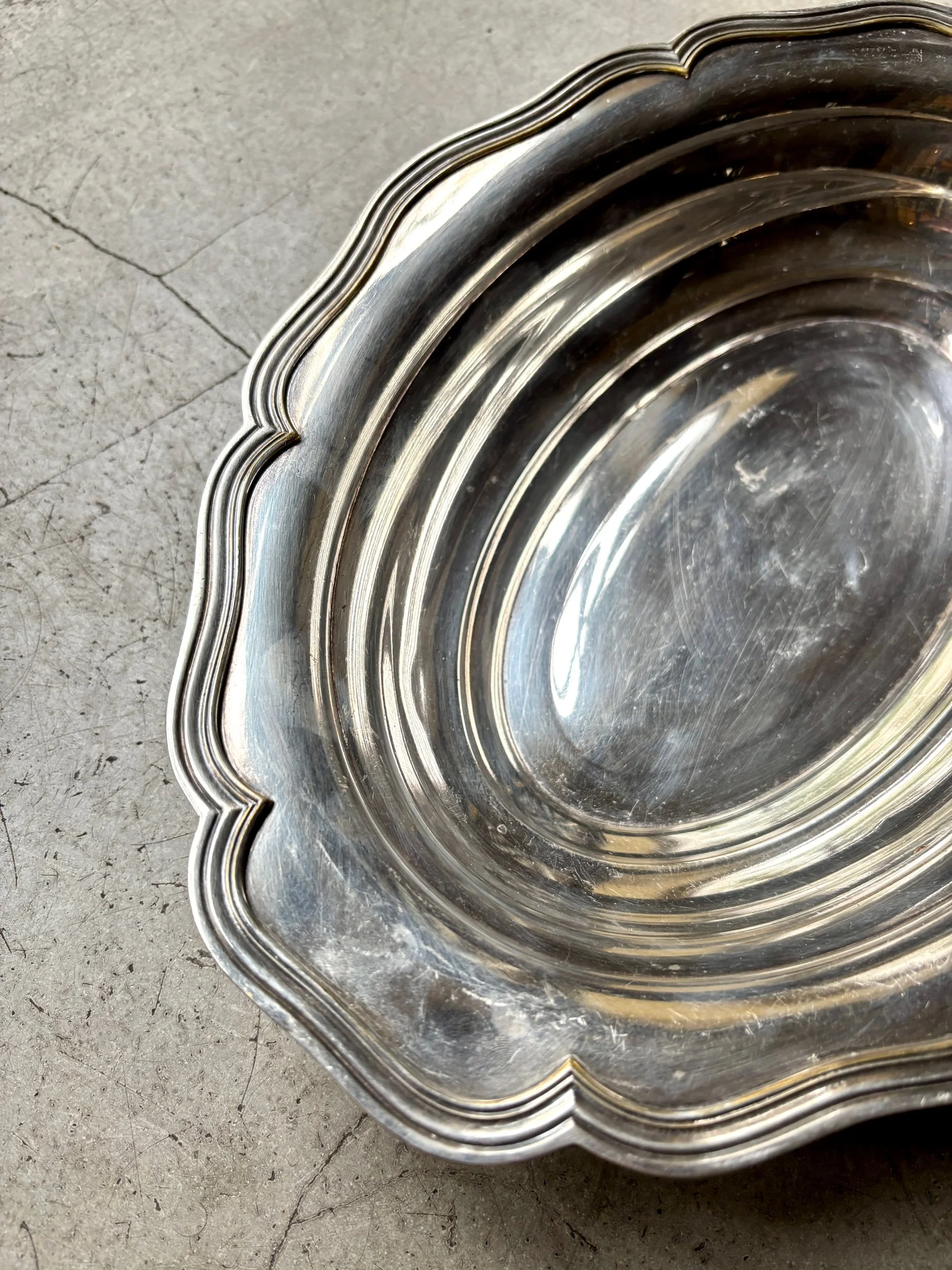 plat-ovale-creux-festonne-metal-argente-vaisselle-vintage-axs-design-paris-france