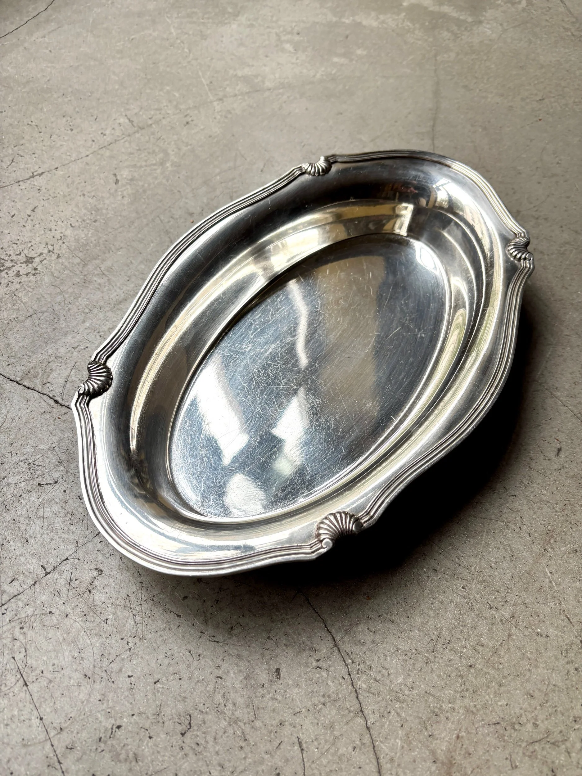 plat-ovale-creux-festonne-coquille-metal-argente-vaisselle-vintage-axs-design-paris-france