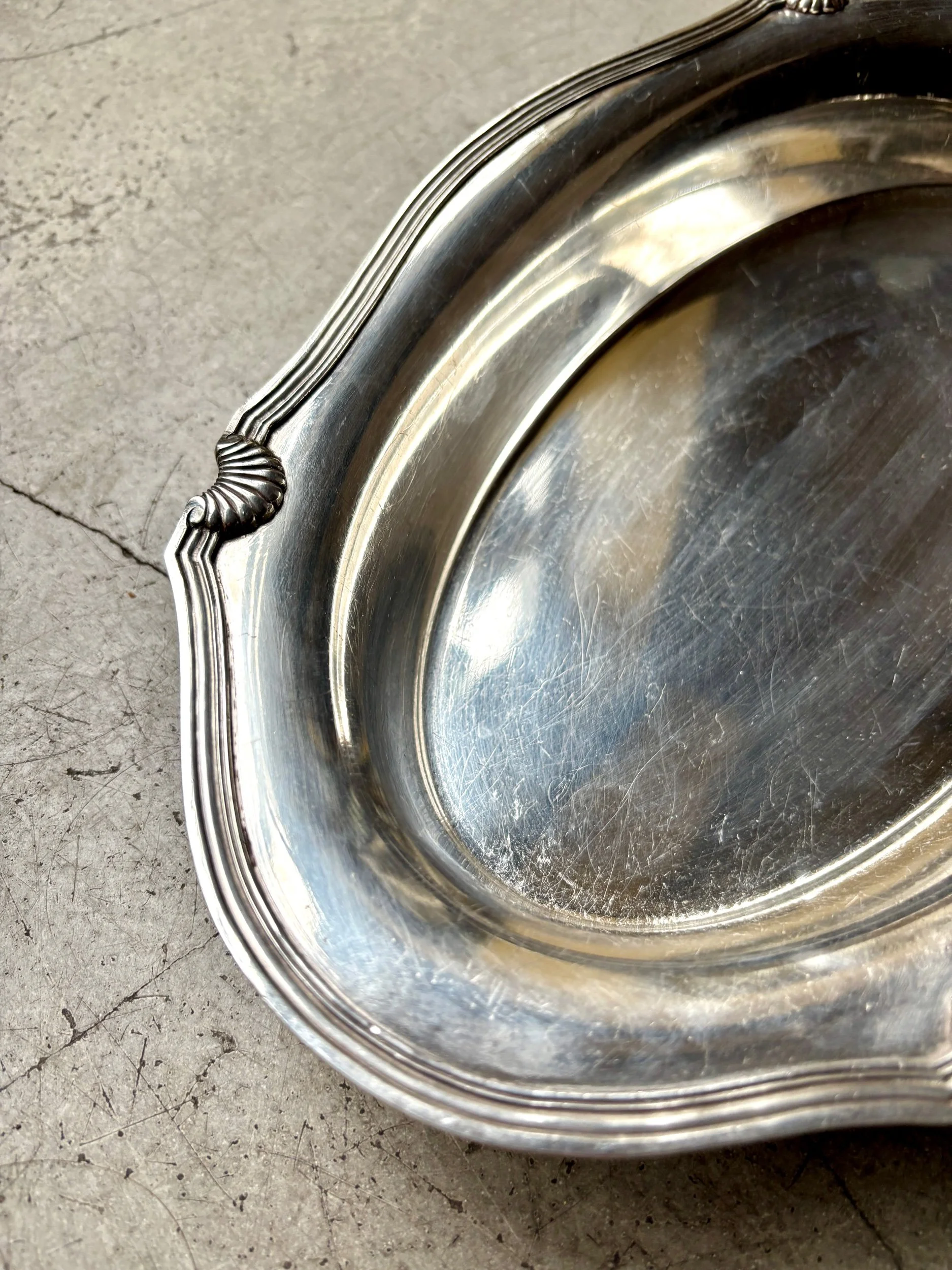 plat-ovale-creux-festonne-coquille-metal-argente-vaisselle-vintage-axs-design-paris-france