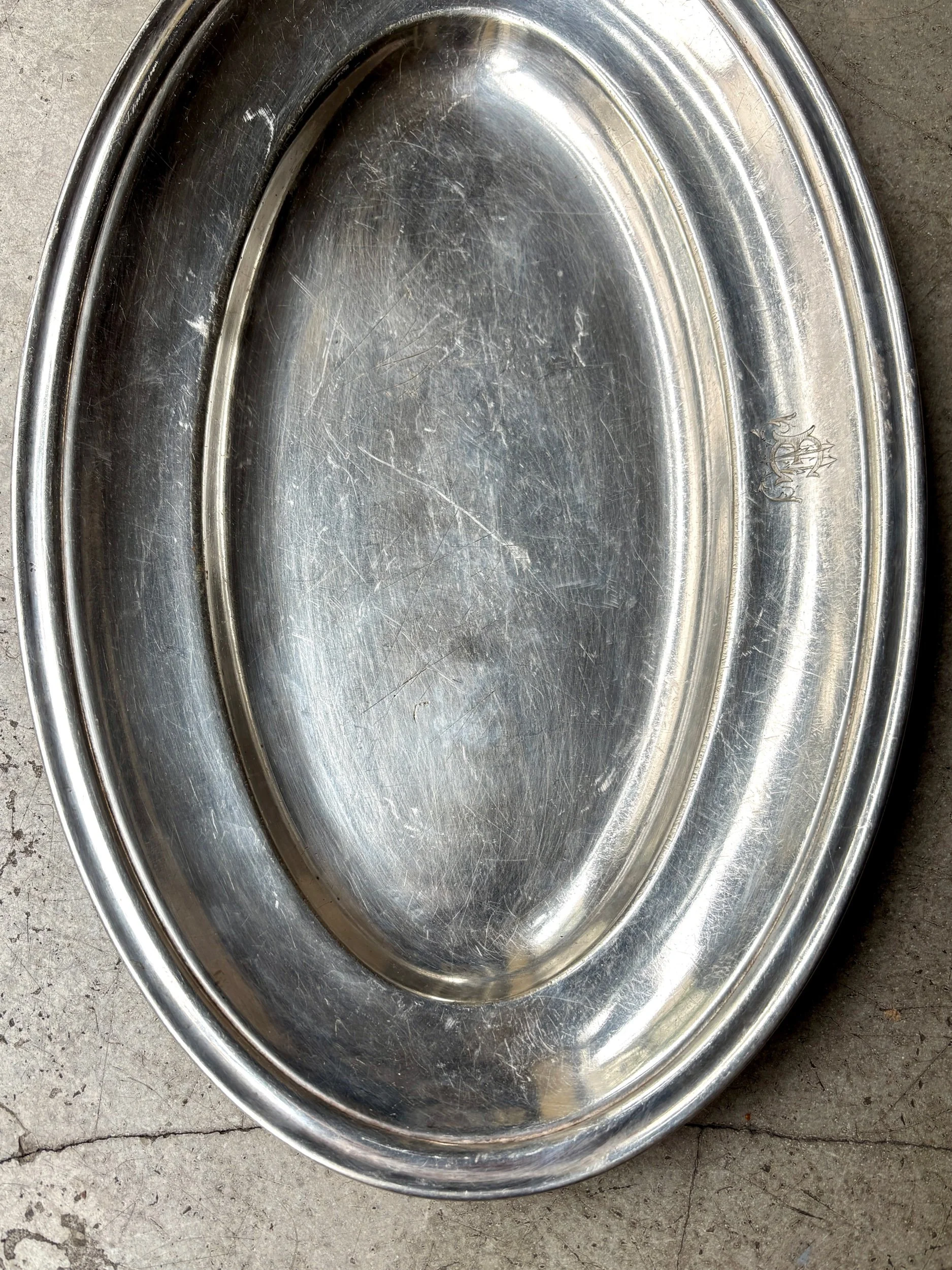plat-ovale-monogramme-em-metal-argente-vaisselle-vintage-axs-design-paris-france