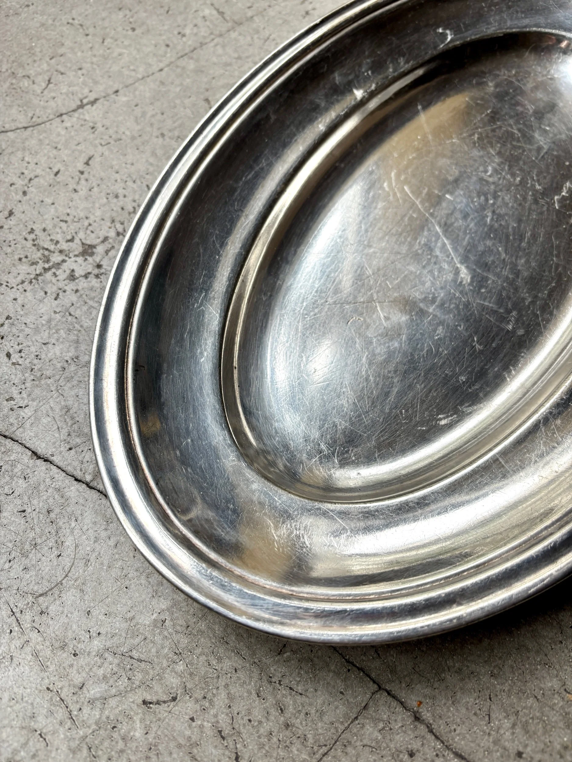 plat-ovale-monogramme-em-metal-argente-vaisselle-vintage-axs-design-paris-france