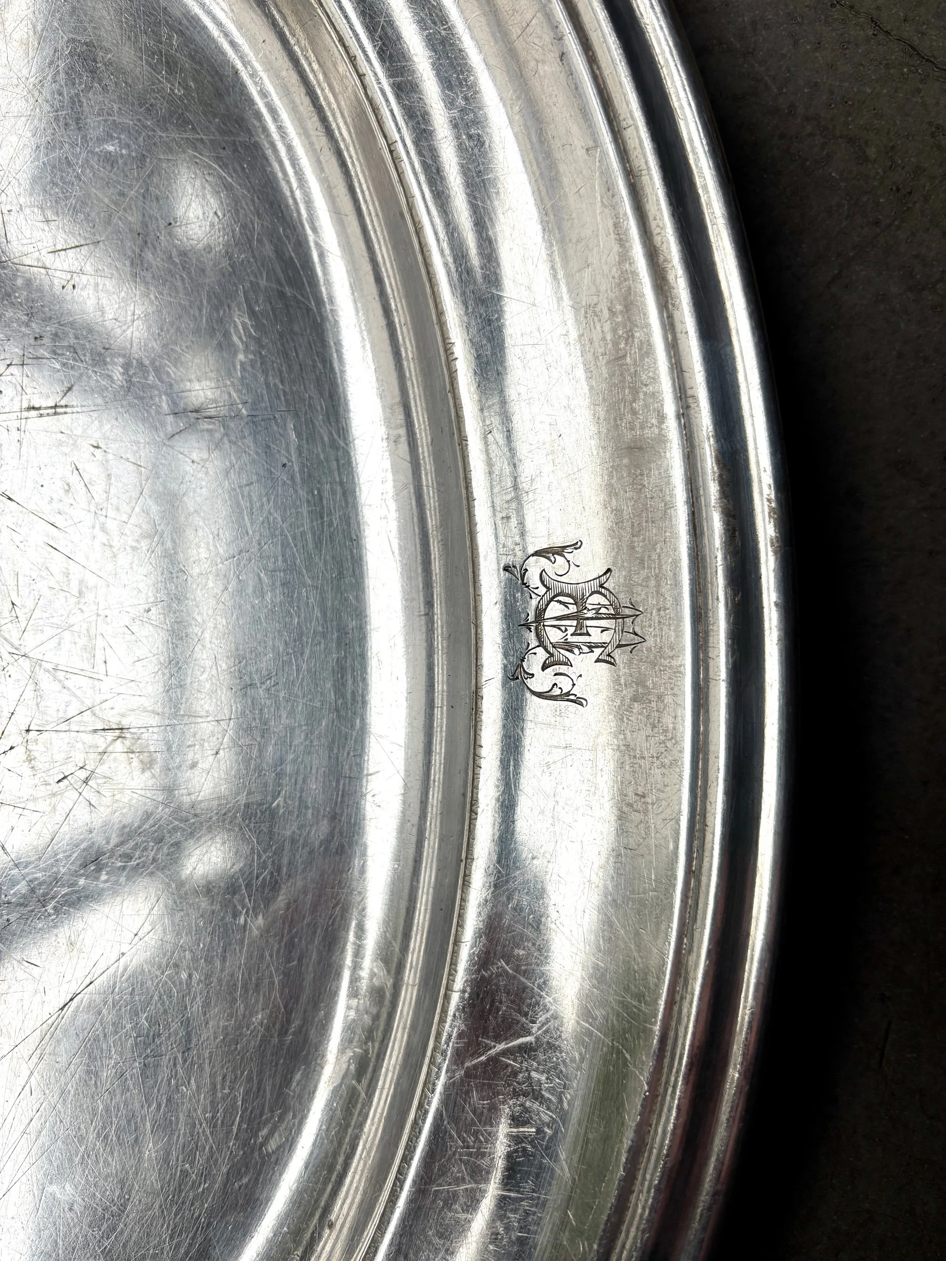 plat-ovale-monogramme-em-metal-argente-vaisselle-vintage-axs-design-paris-france