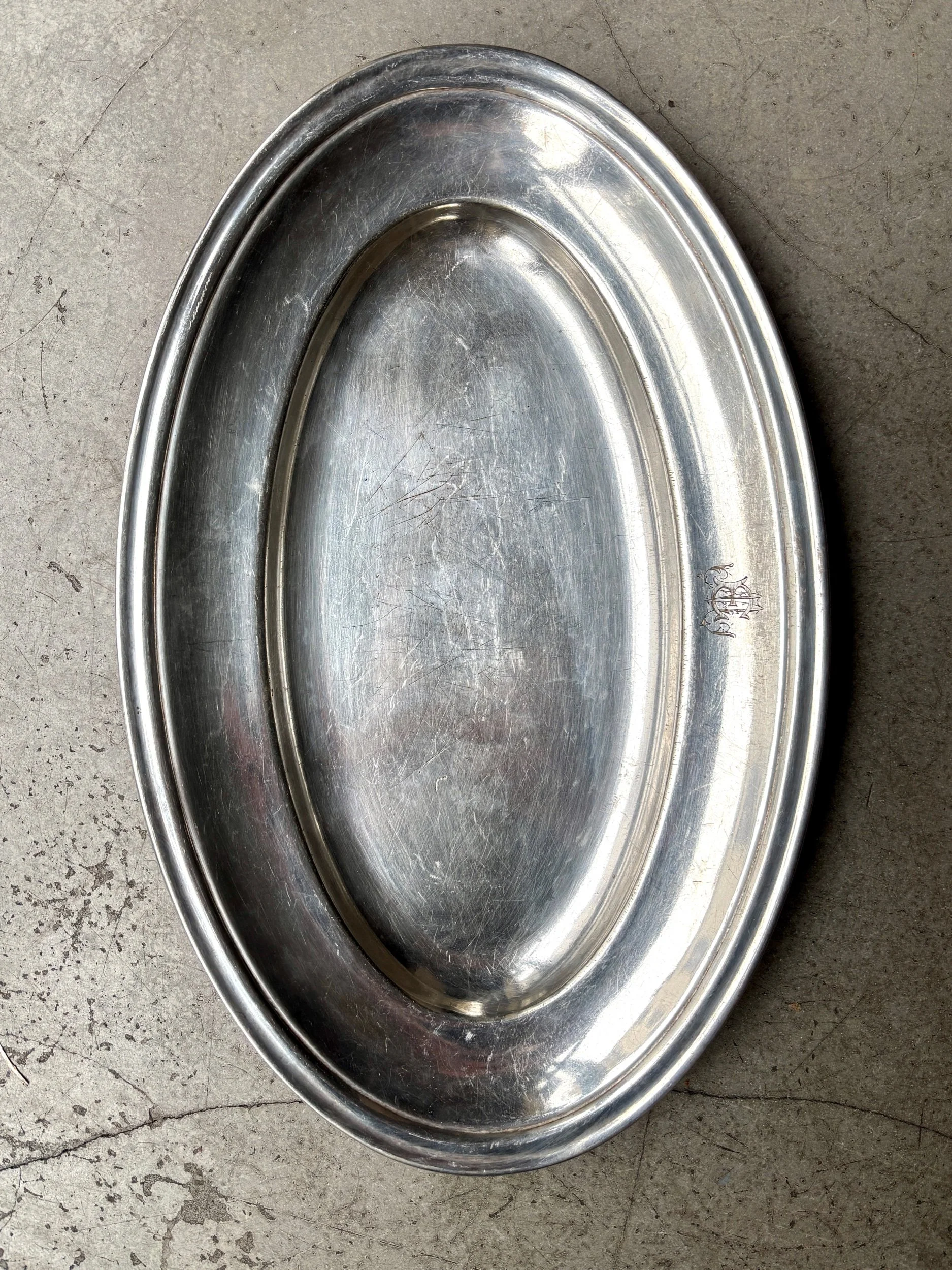 plat-ovale-monogramme-em-metal-argente-vaisselle-vintage-axs-design-paris-france