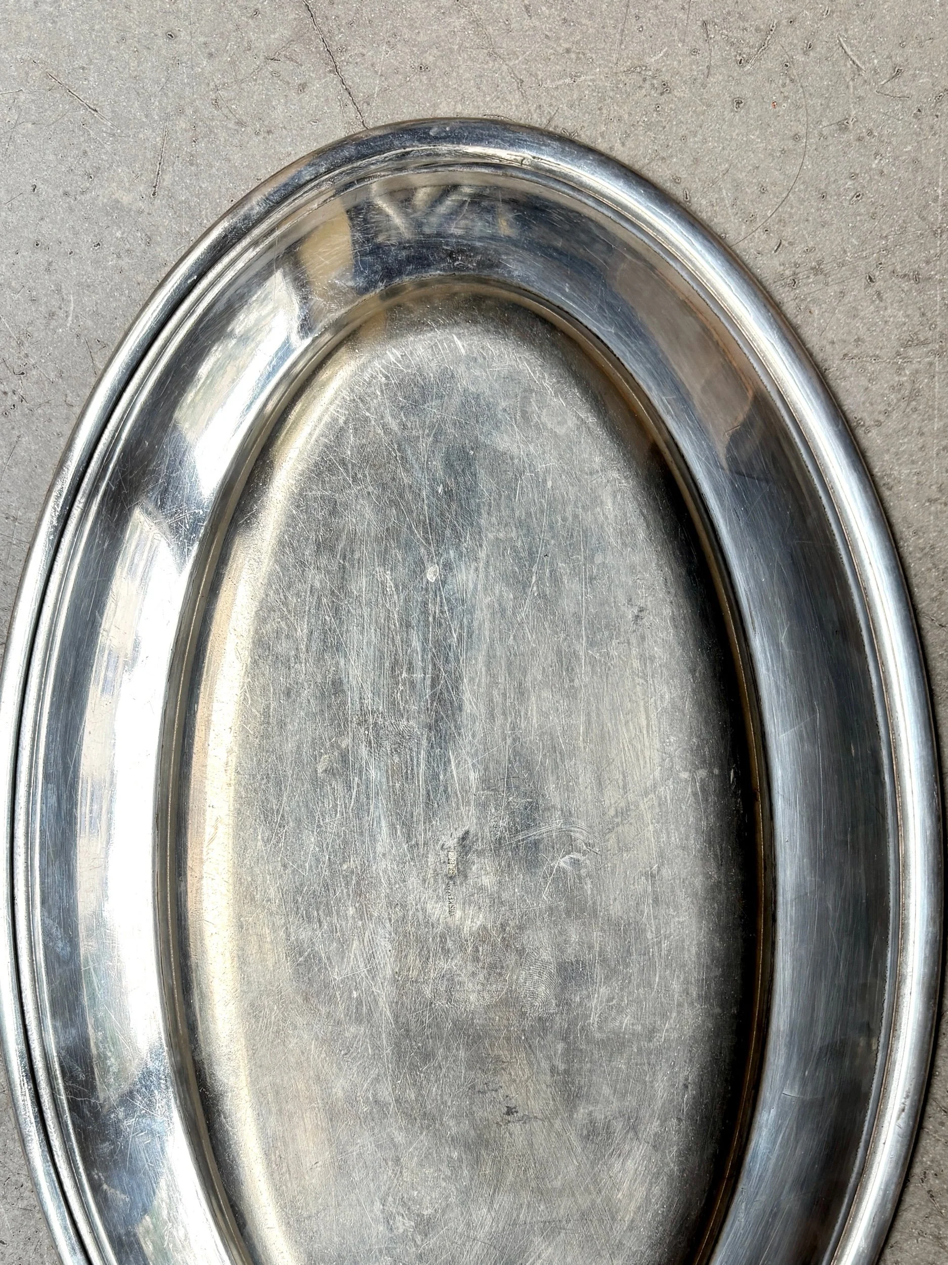 plat-ovale-monogramme-em-metal-argente-vaisselle-vintage-axs-design-paris-france