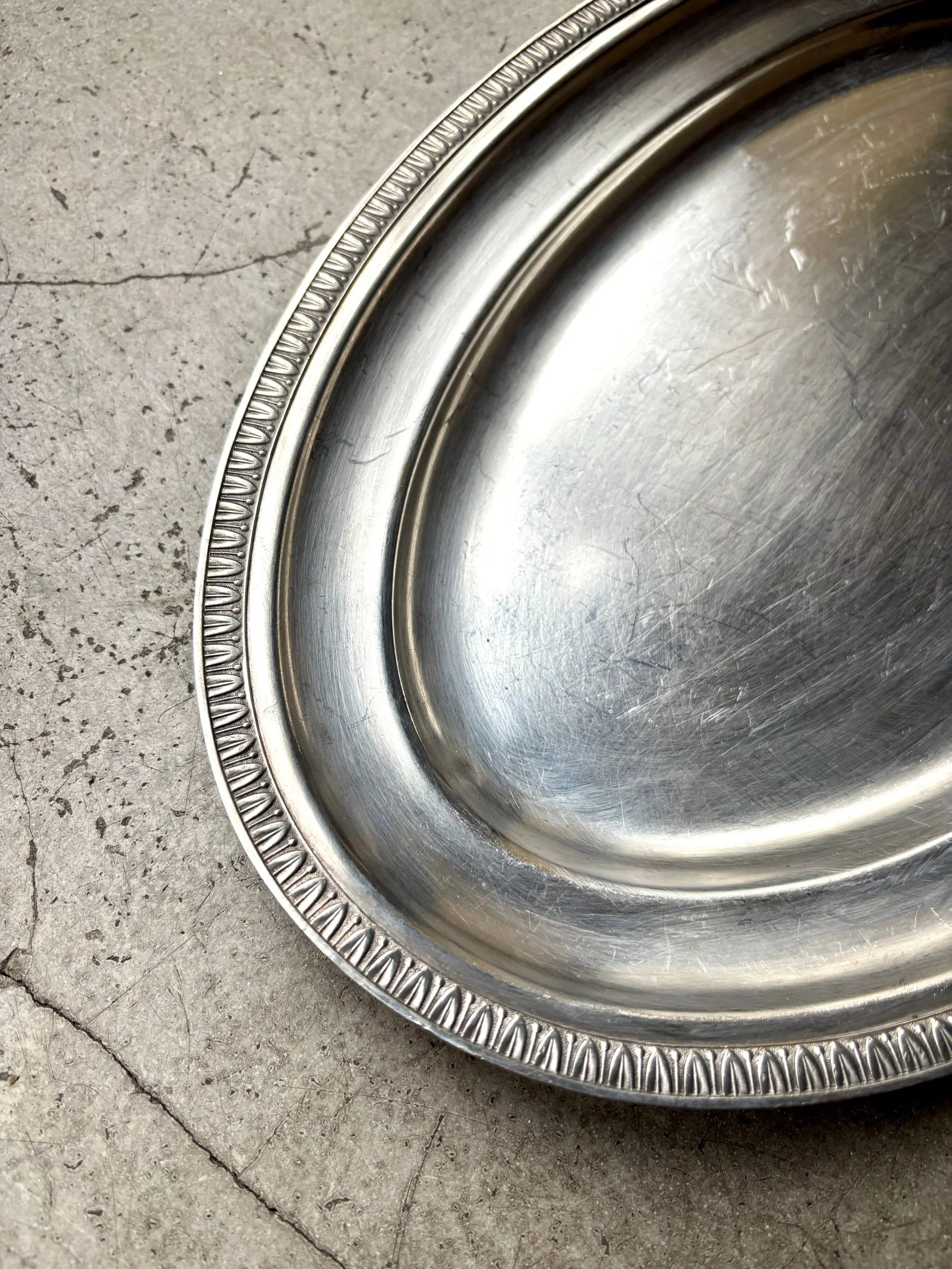 plat-ovale-metal-argente-palmettes-vaisselle-vintage-axs-design-paris-france