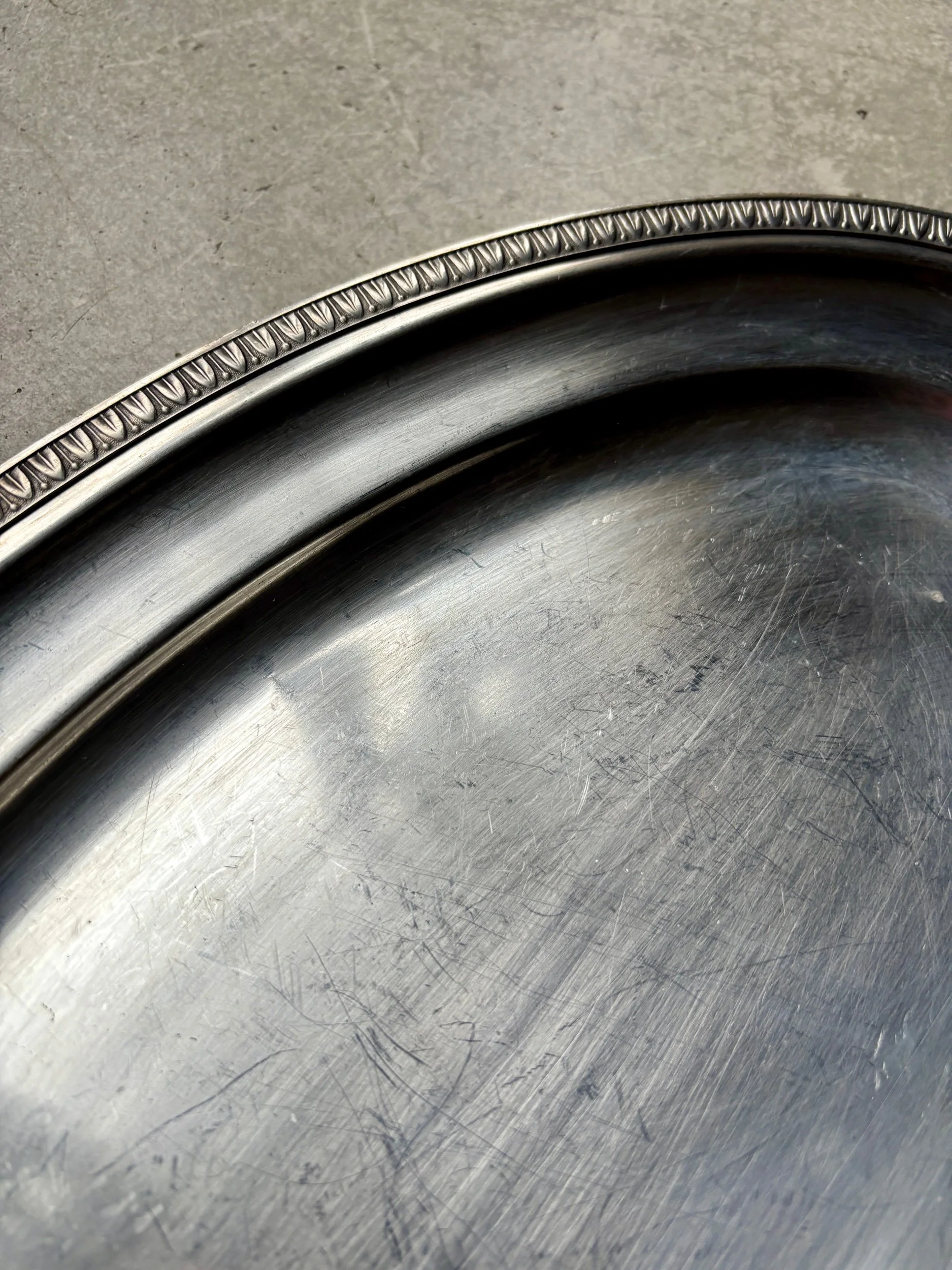 plat-ovale-metal-argente-palmettes-vaisselle-vintage-axs-design-paris-france