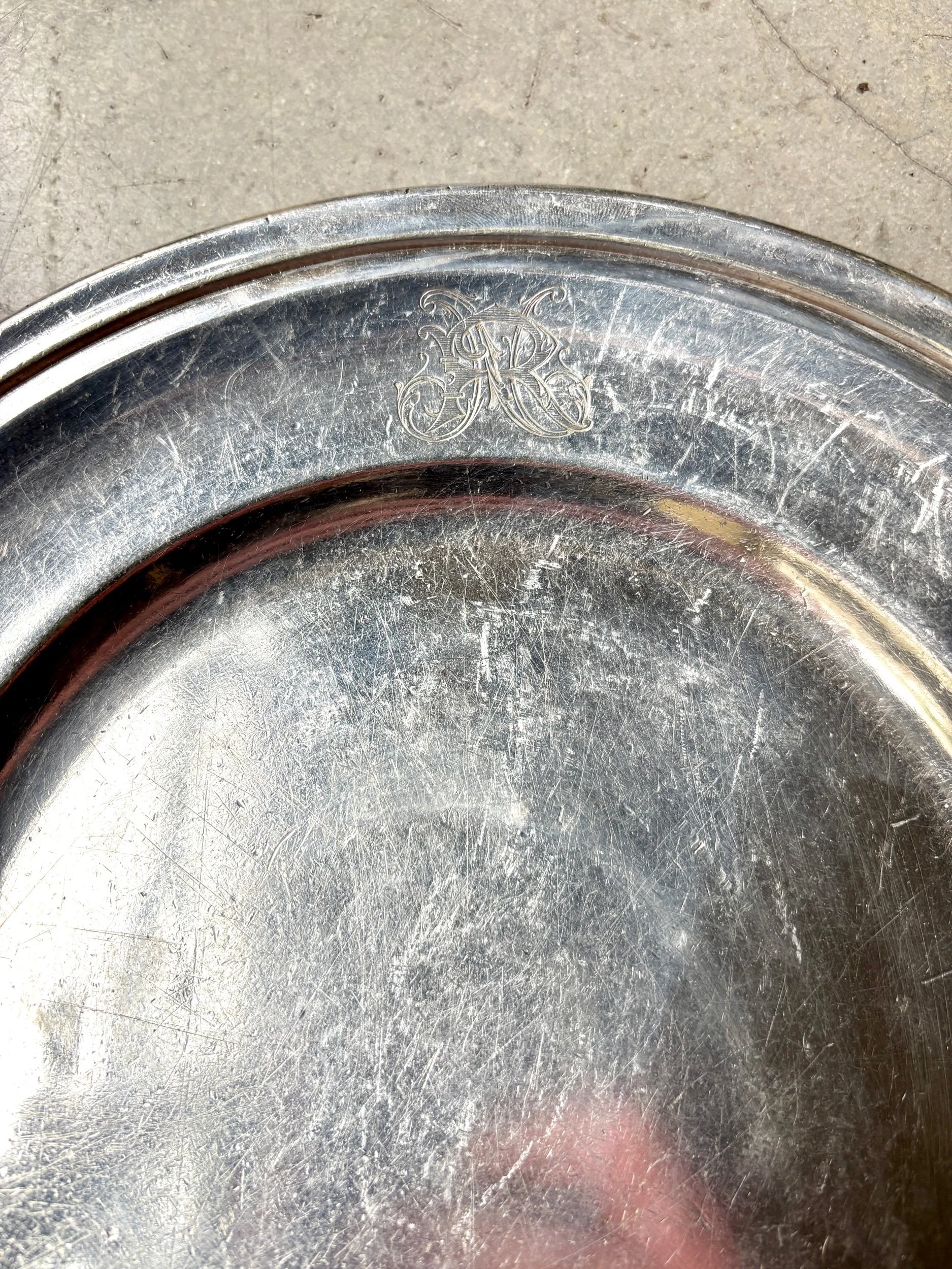 plat-rond-metal-argente-monogramme-mr-vaisselle-vintage-axs-design-paris-france