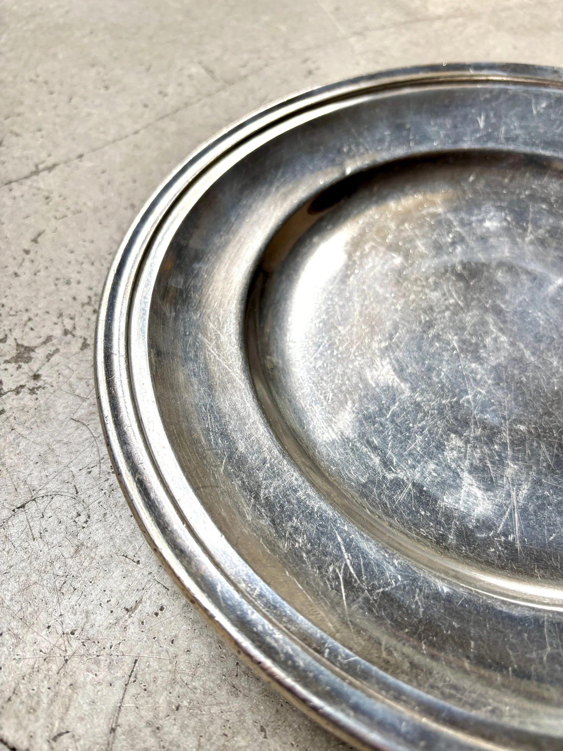 plat-rond-metal-argente-monogramme-mr-vaisselle-vintage-axs-design-paris-france