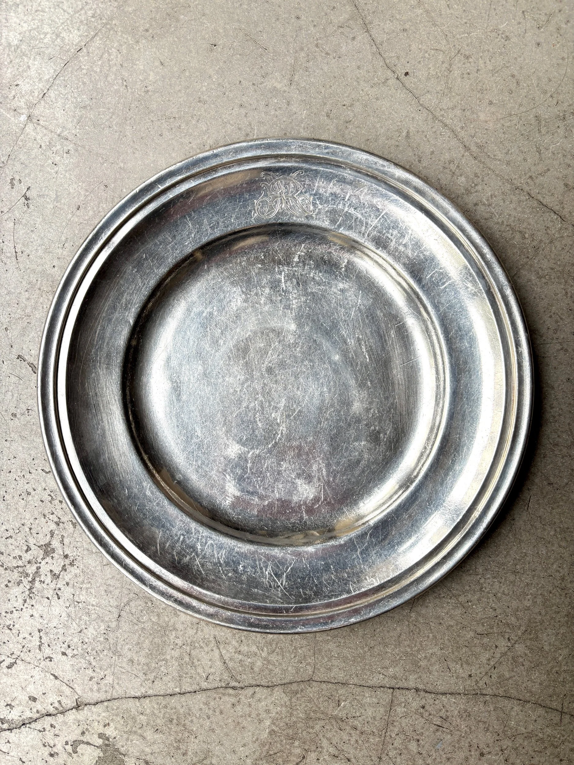plat-rond-metal-argente-monogramme-mr-vaisselle-vintage-axs-design-paris-france