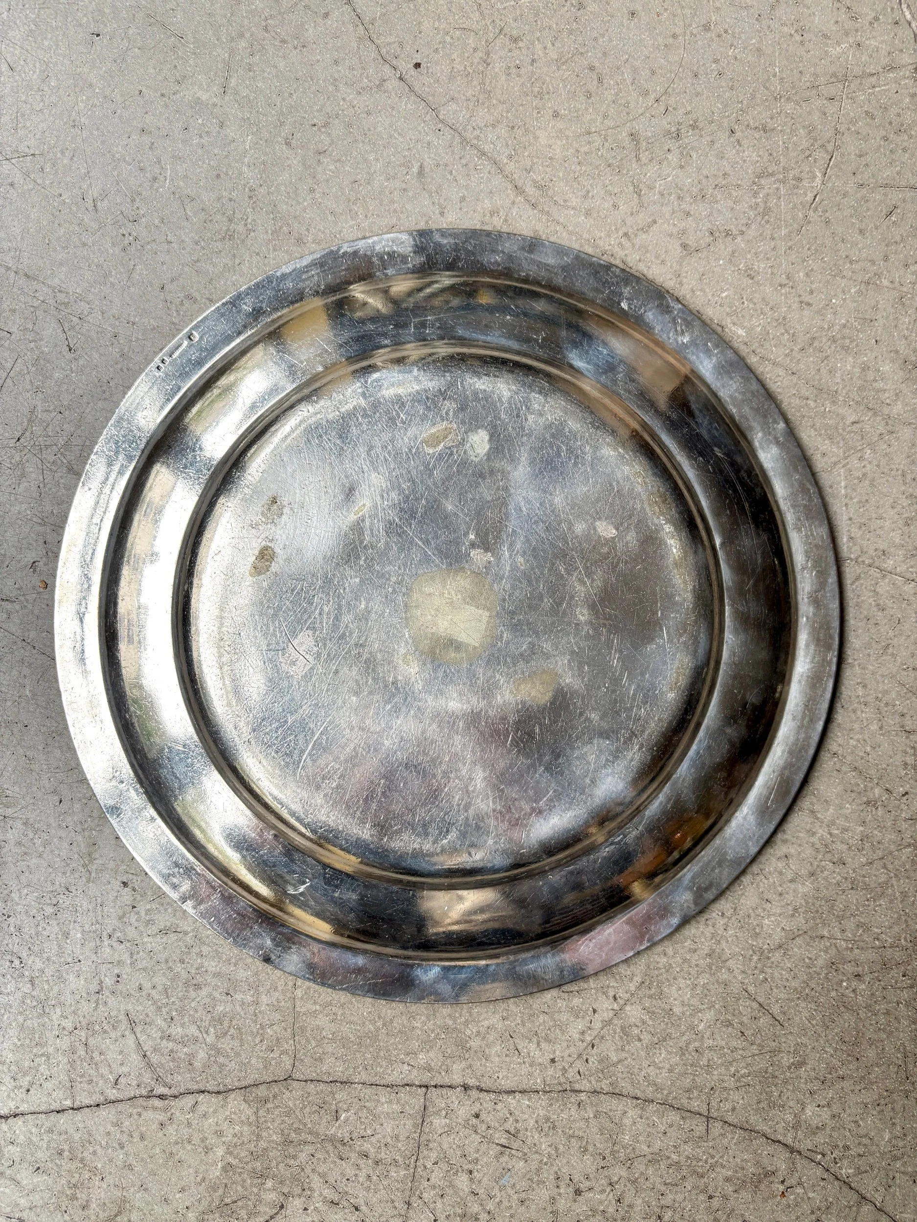plat-rond-metal-argente-monogramme-mr-vaisselle-vintage-axs-design-paris-france