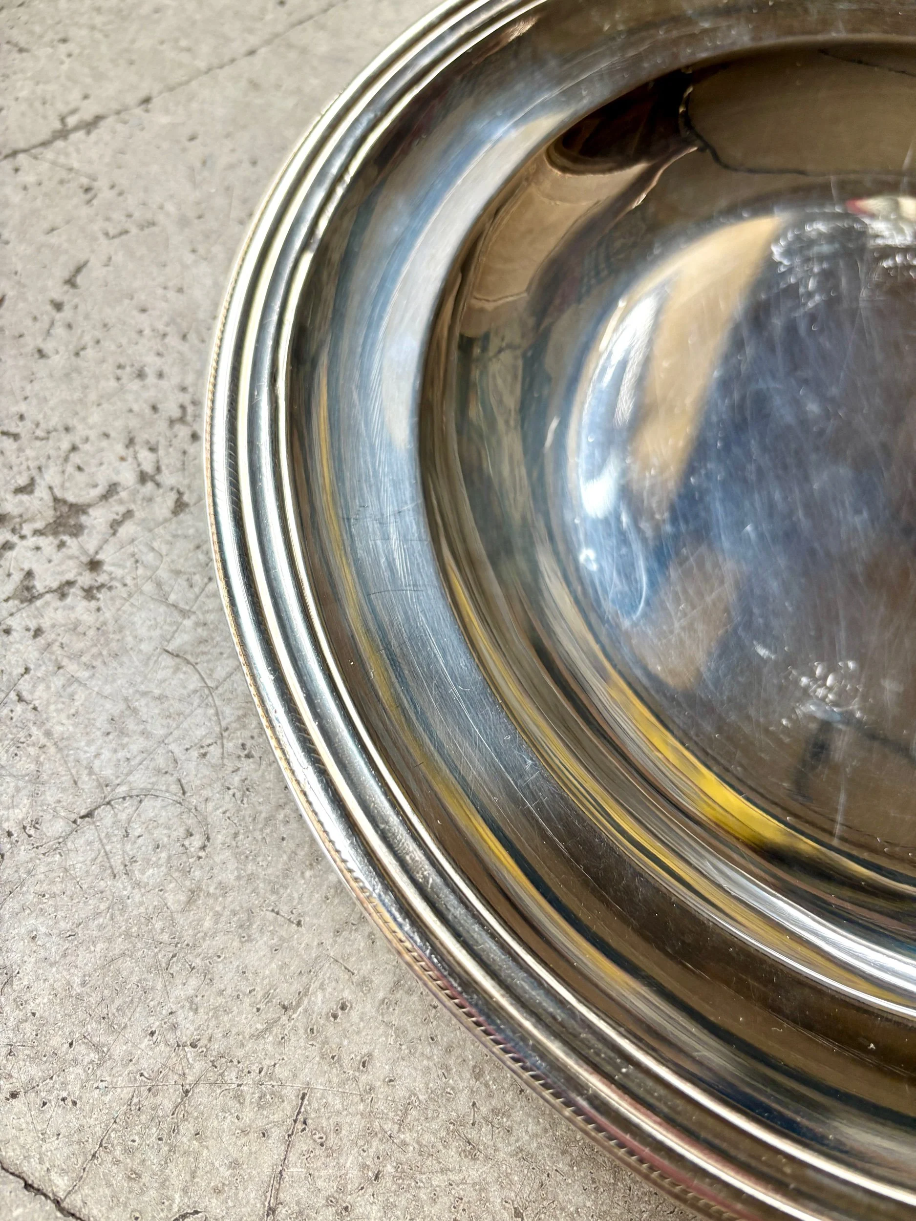 plat-rond-metal-argente-vaisselle-vintage-axs-design-paris-france