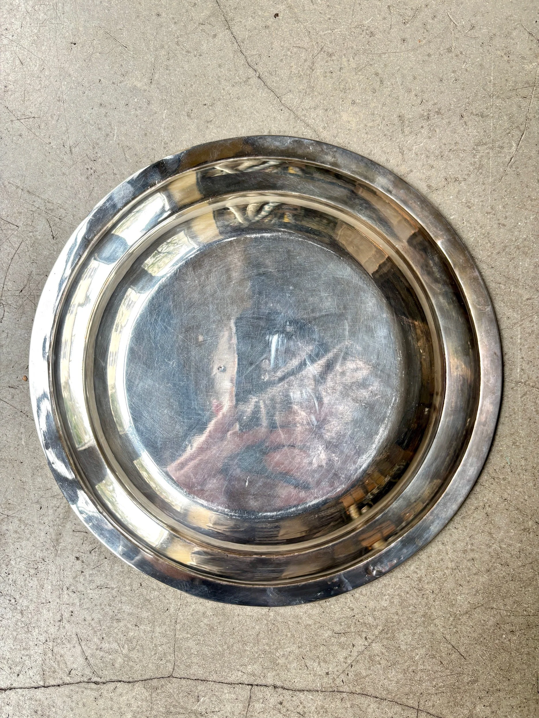 plat-rond-metal-argente-vaisselle-vintage-axs-design-paris-france
