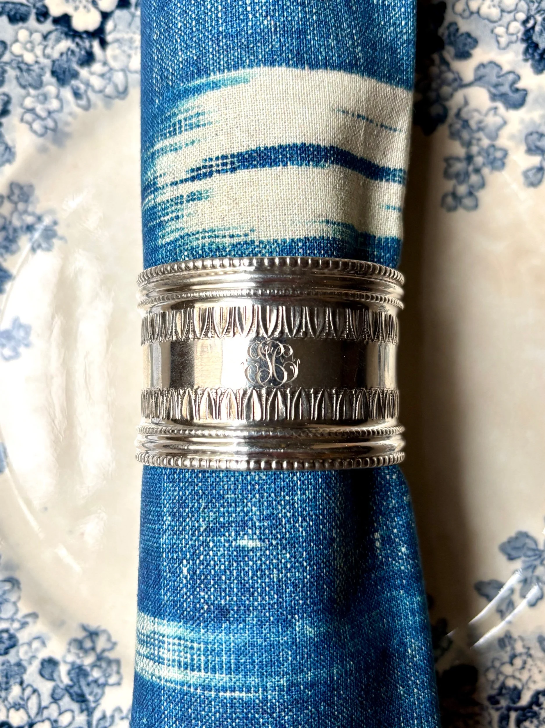 rond-serviette-argent-perle-palmettes-monogramme-vaisselle-vintage-axs-design-paris-france
