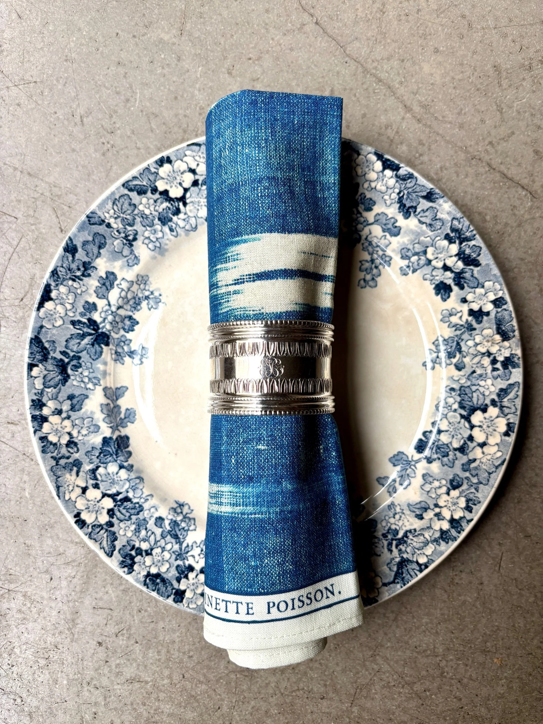 Rond de serviette en argent monogrammé, motifs palmettes et perlés