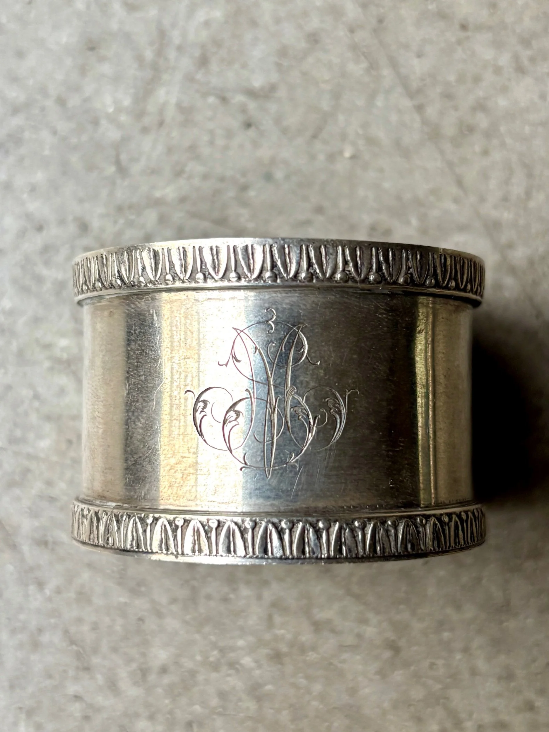 rond-serviette-argent-palmettes-vaisselle-vintage-axs-design-paris-france