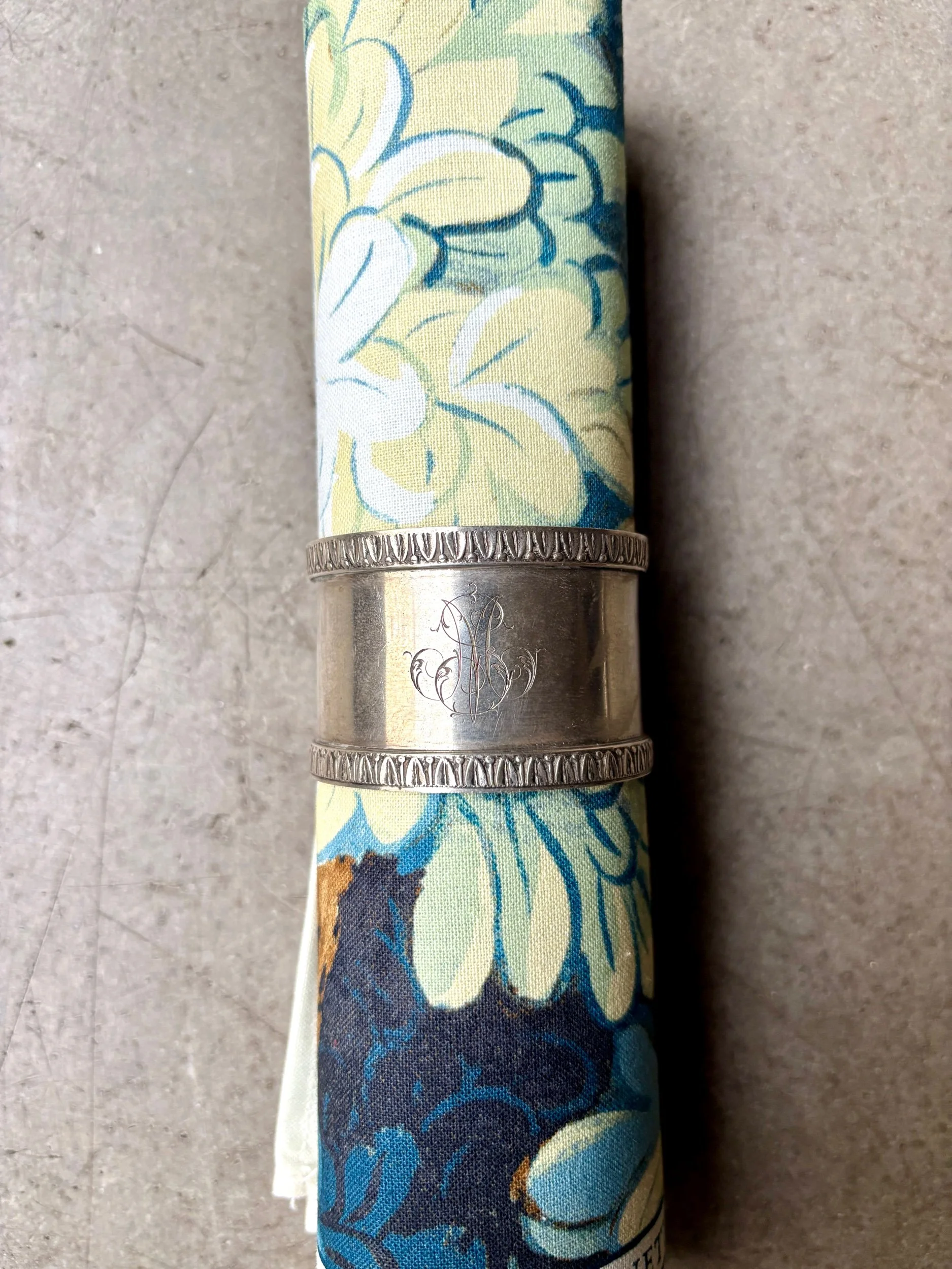 rond-serviette-argent-palmettes-vaisselle-vintage-axs-design-paris-france