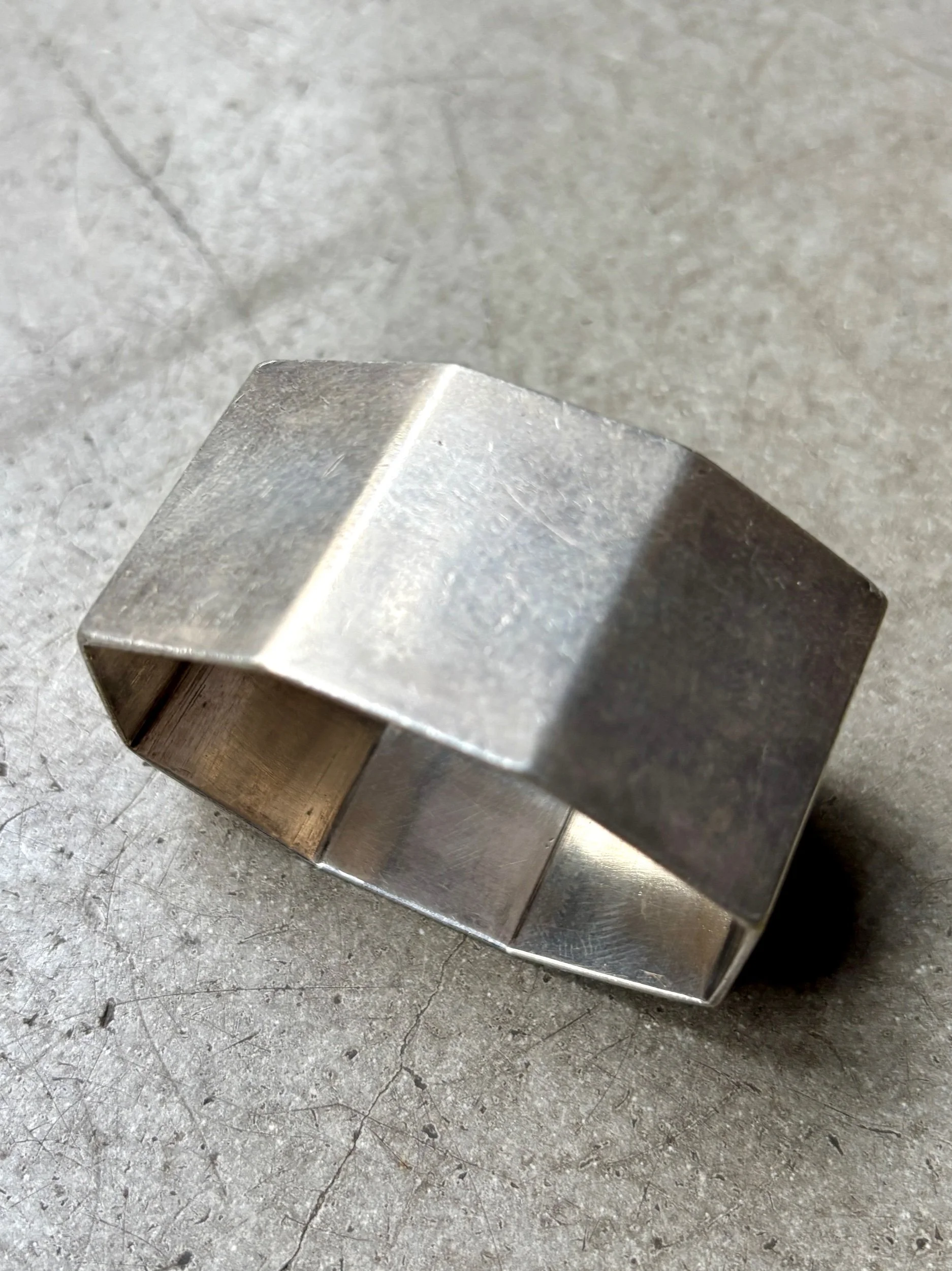 rond-serviette-octogonal-christofle-metal-argente-vaisselle-vintage-axs-design-paris-france