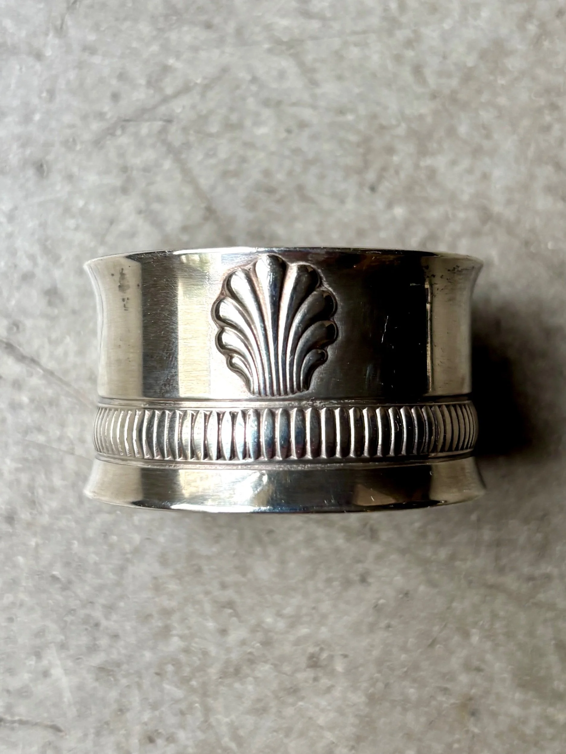 rond-serviette-metal-argente-coquille-vaisselle-vintage-axs-design-paris-france-p847w