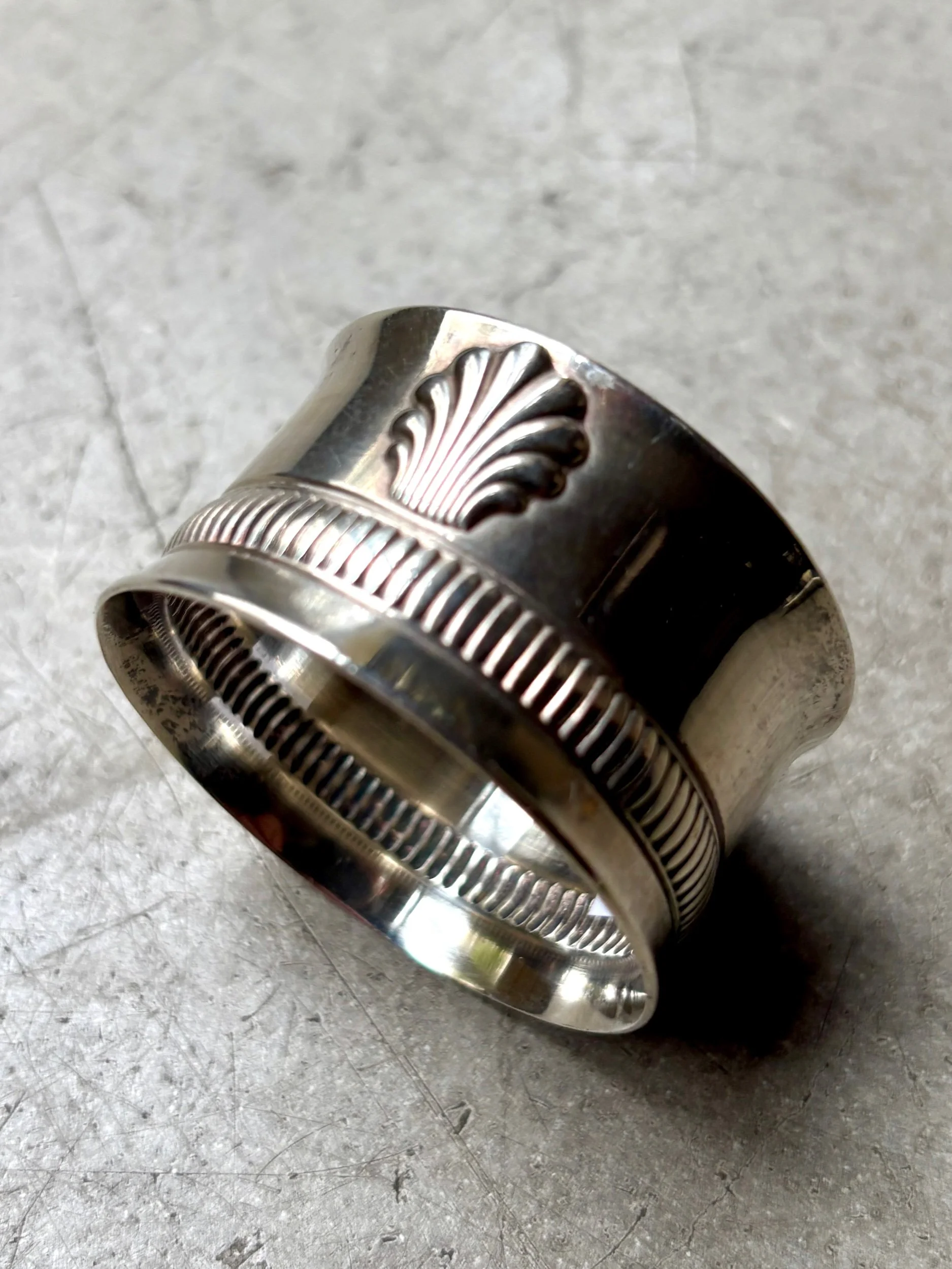 rond-serviette-metal-argente-coquille-vaisselle-vintage-axs-design-paris-france-p847w