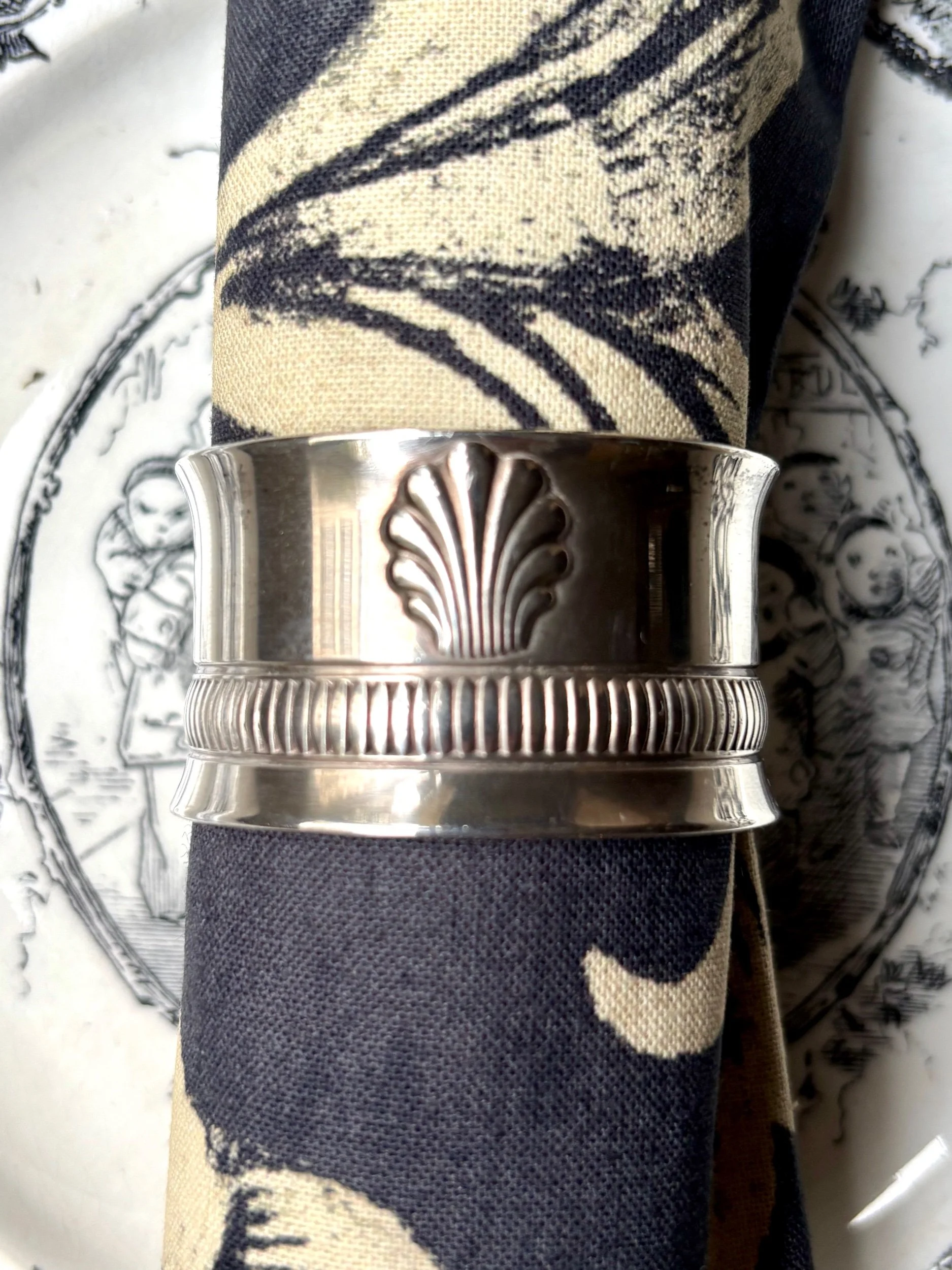 rond-serviette-metal-argente-coquille-vaisselle-vintage-axs-design-paris-france-p847w