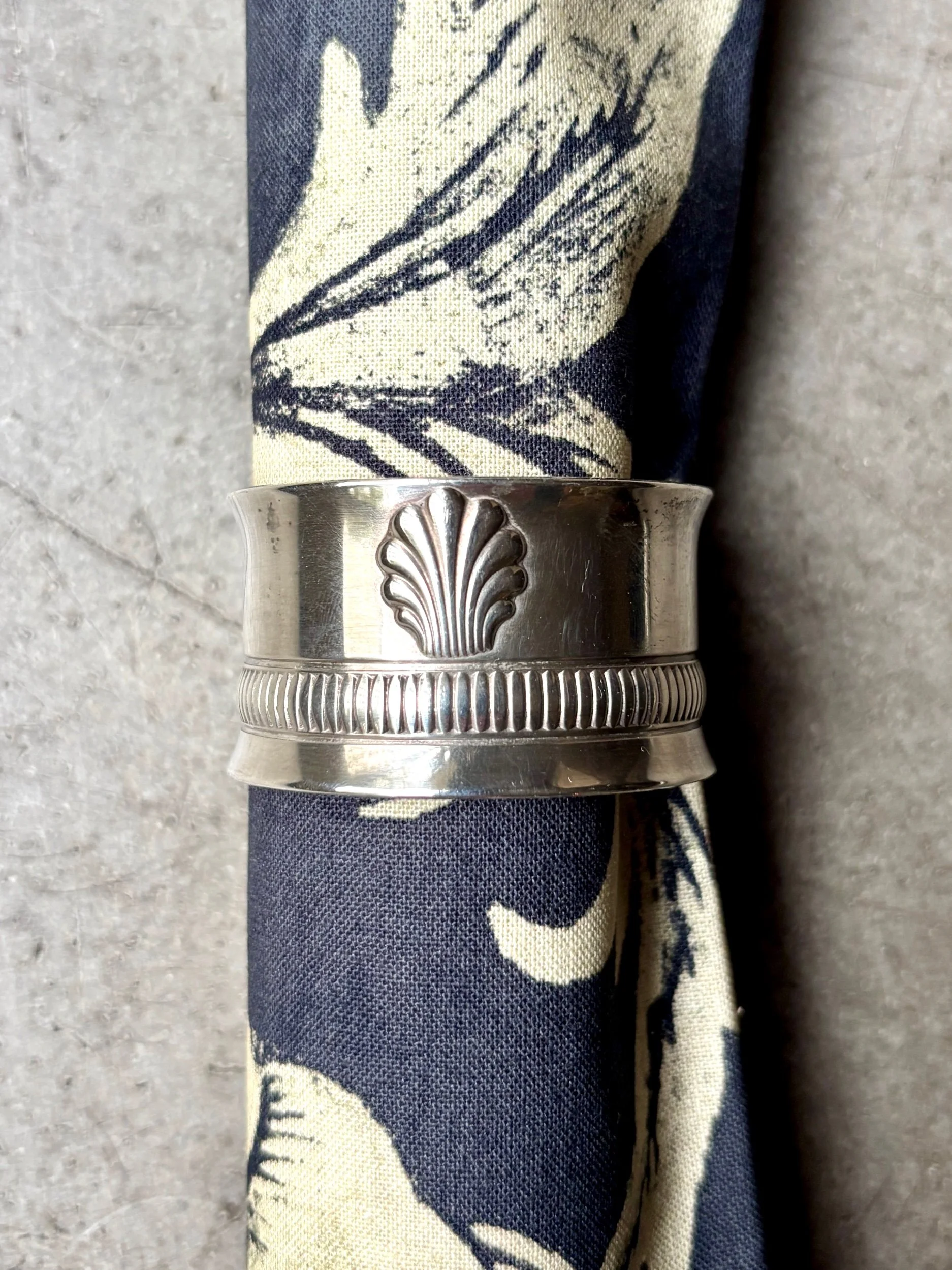 rond-serviette-metal-argente-coquille-vaisselle-vintage-axs-design-paris-france-p847w