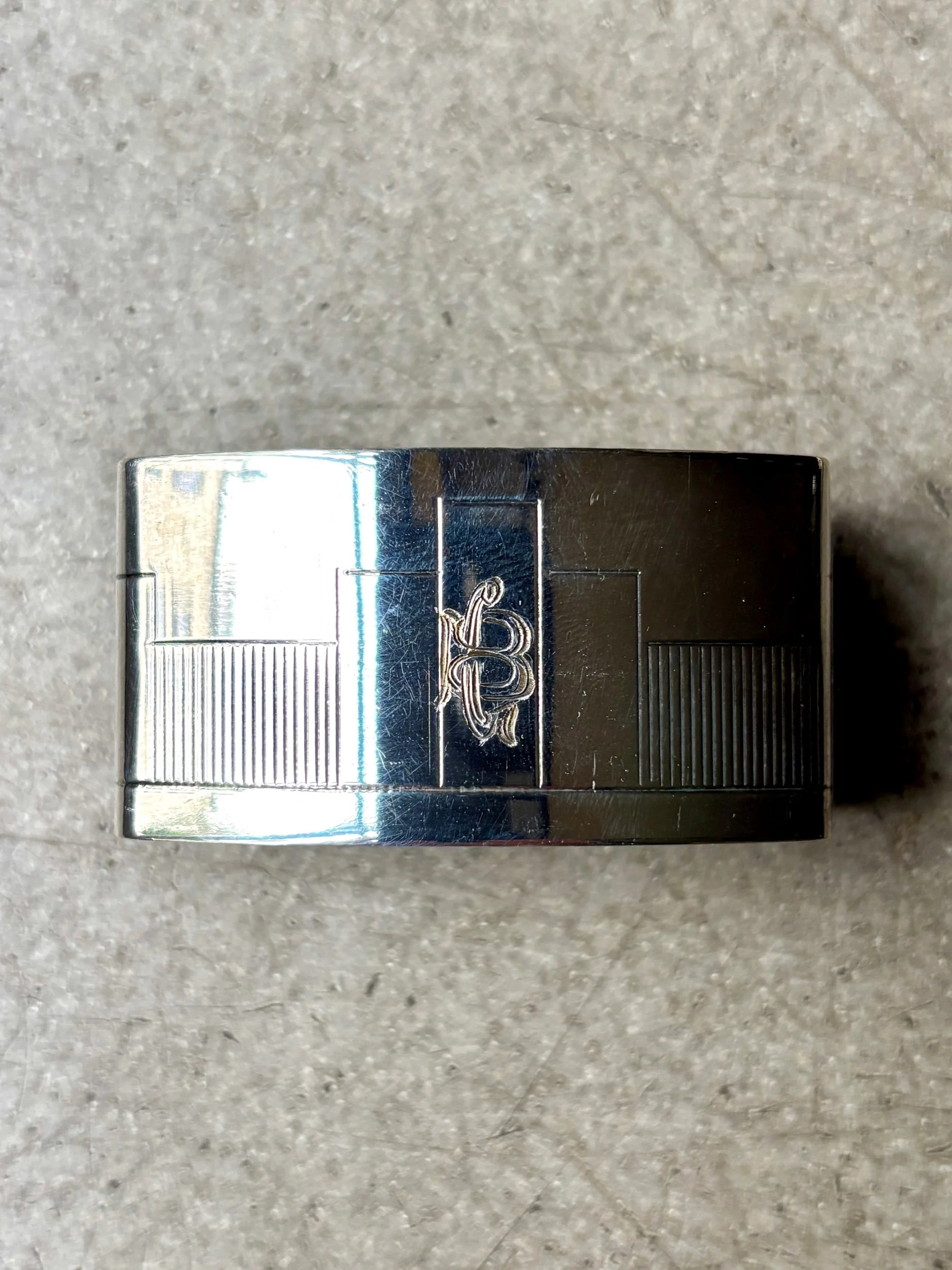 rond-serviette-metal-argente-monogramme-bg-vaisselle-vintage-axs-design-paris-france