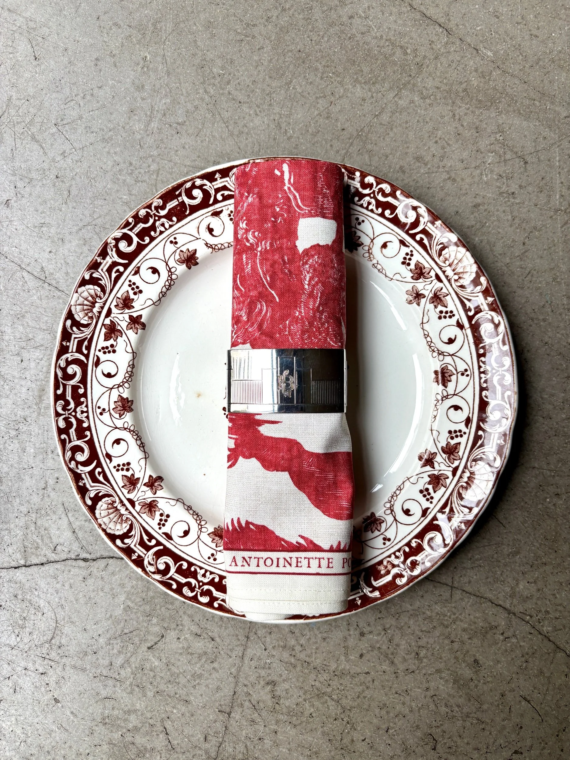 Rond de serviette en métal argenté, monogrammé "BG"