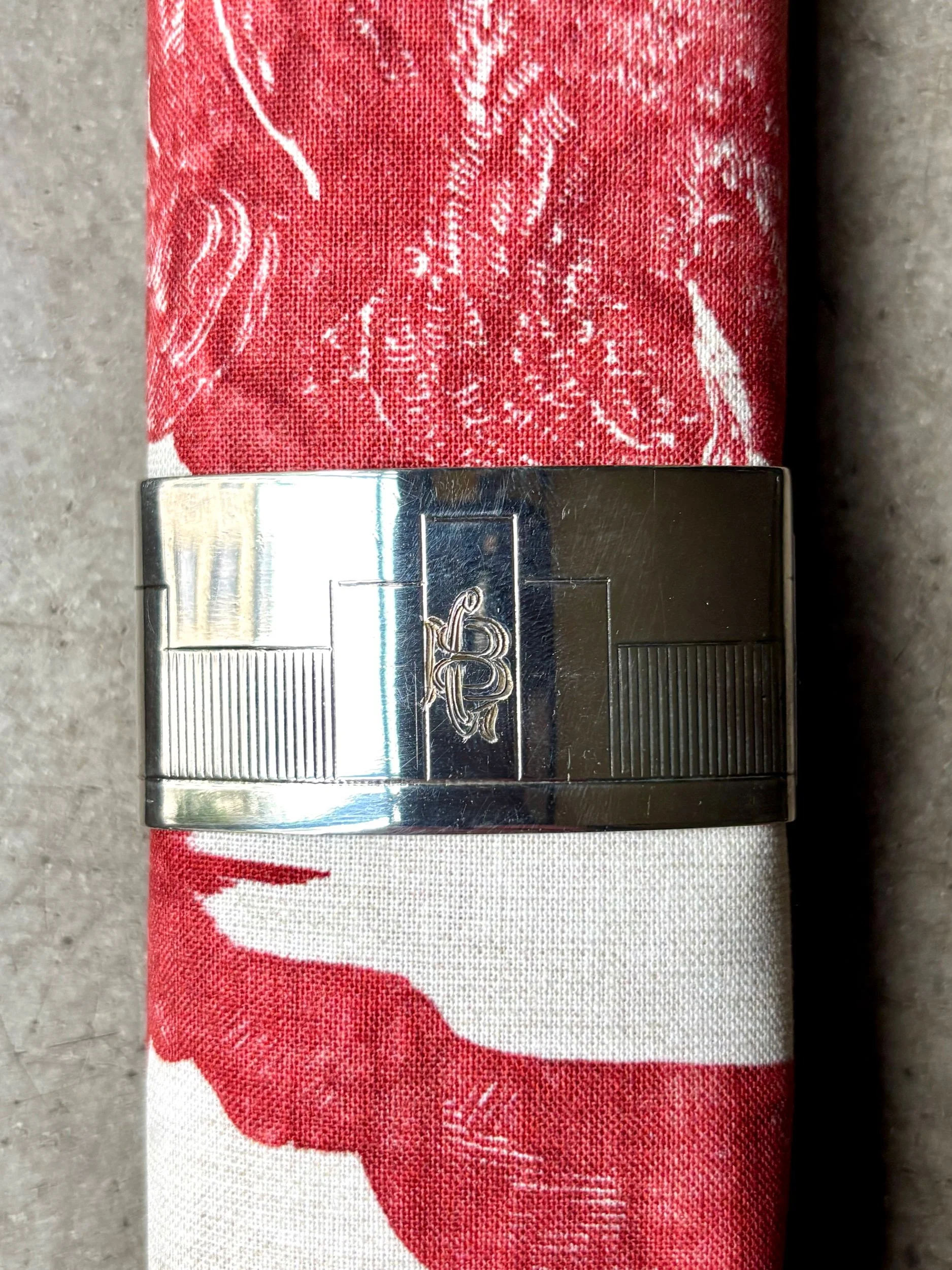 rond-serviette-metal-argente-monogramme-bg-vaisselle-vintage-axs-design-paris-france